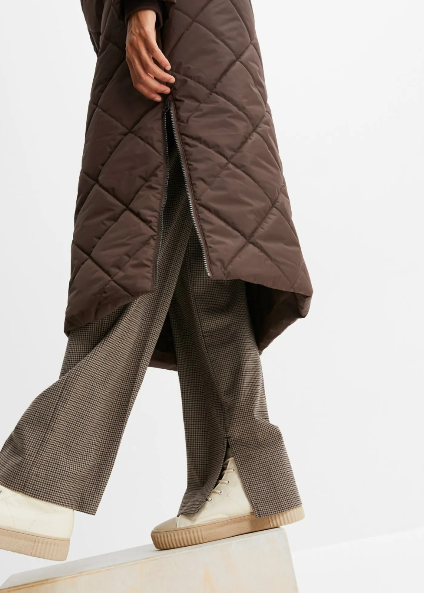 Mujer bonprix bonprix Abrigo acolchado y guateado, largo y con capucha