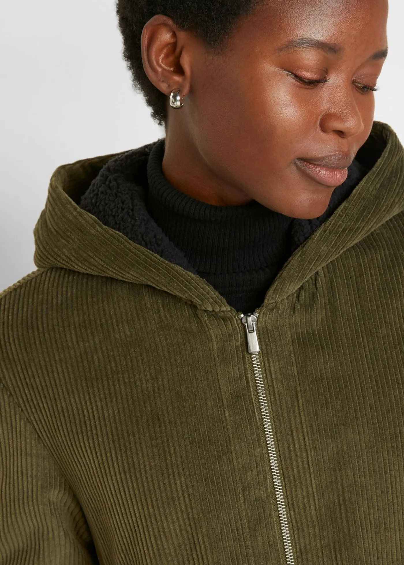 bonprix bonprix Chaquetas Y Abrigos>Abrigo de pana de algodón puro con capucha de pelo Oliva