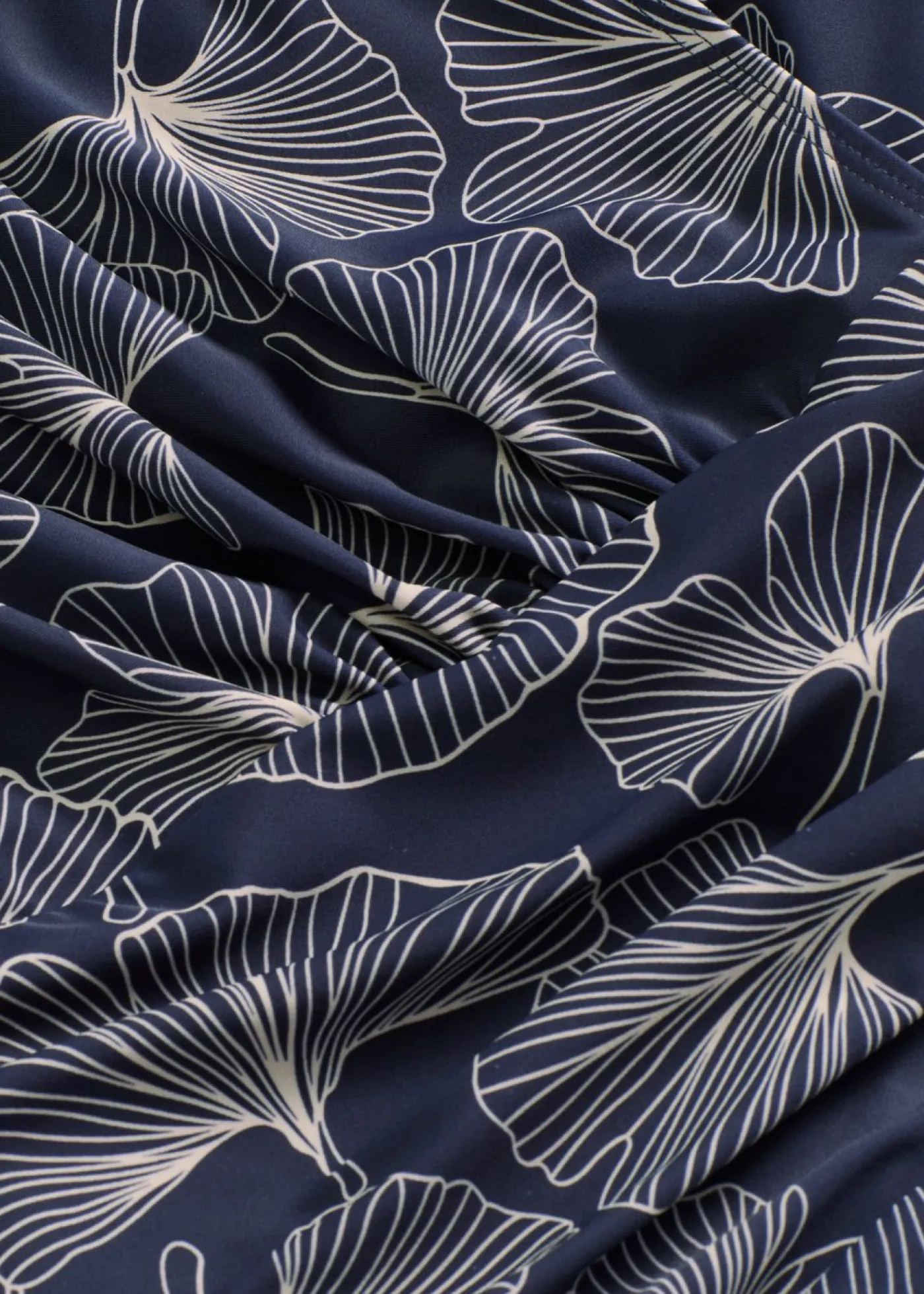 bonprix bonprix Bañadores>Bañador con efecto moldeador medio y efecto cruzado Azul marino