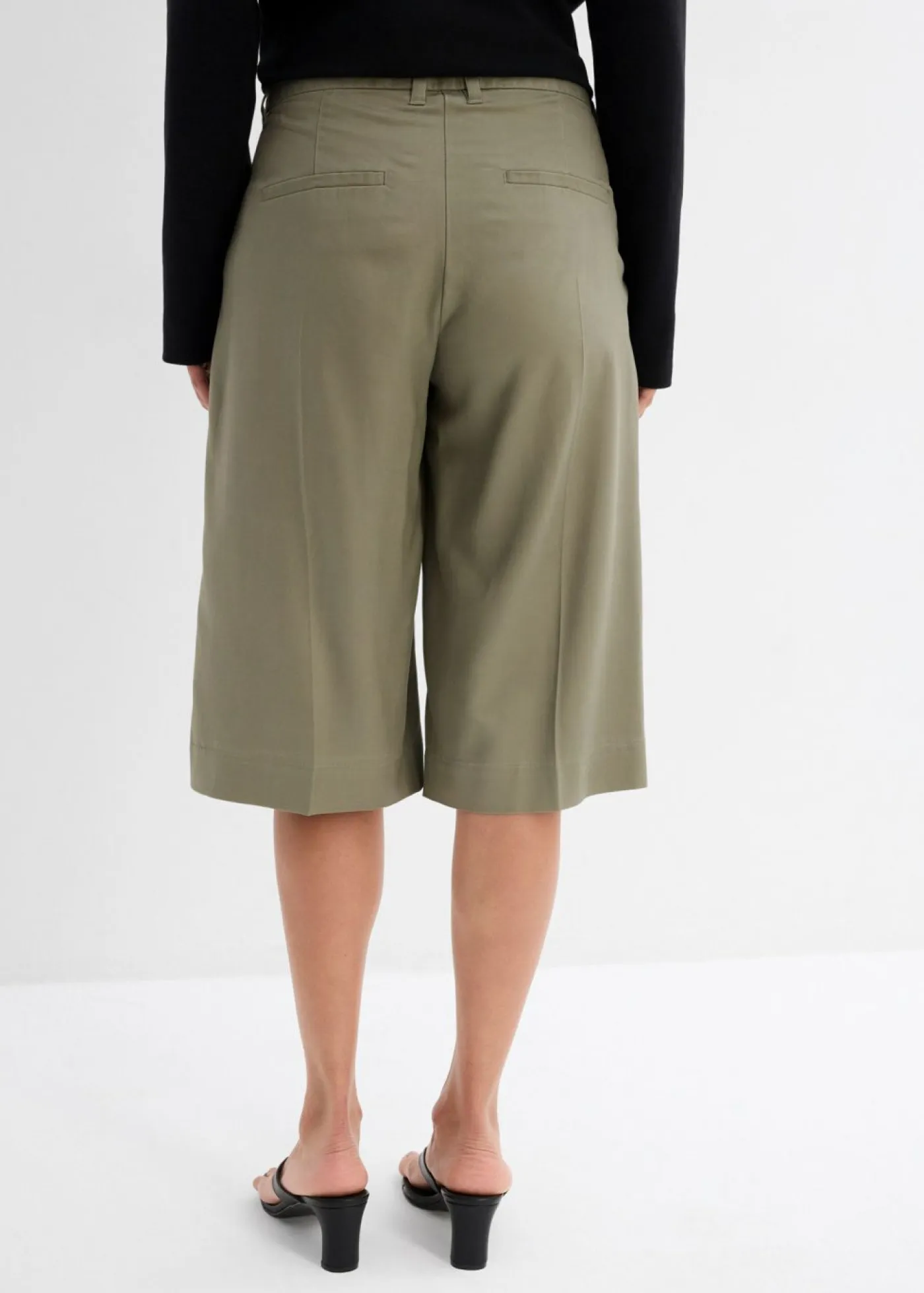 bonprix bonprix Esenciales|Shorts>Bermudas de lyocell fluido verde oliva mate