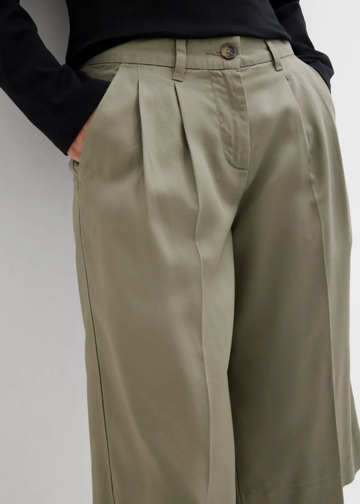 bonprix bonprix Esenciales|Shorts>Bermudas de lyocell fluido verde oliva mate