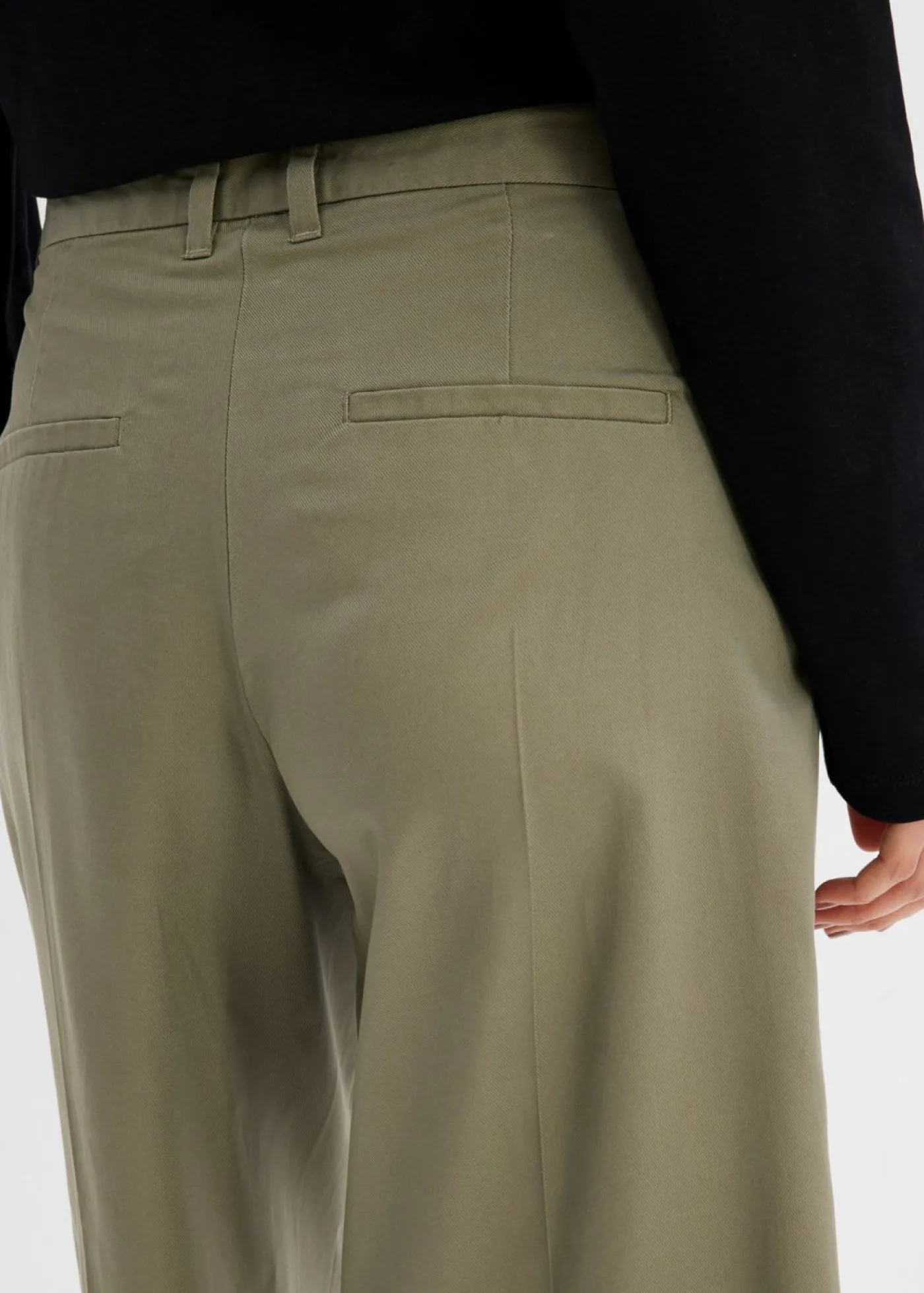 bonprix bonprix Esenciales|Shorts>Bermudas de lyocell fluido verde oliva mate