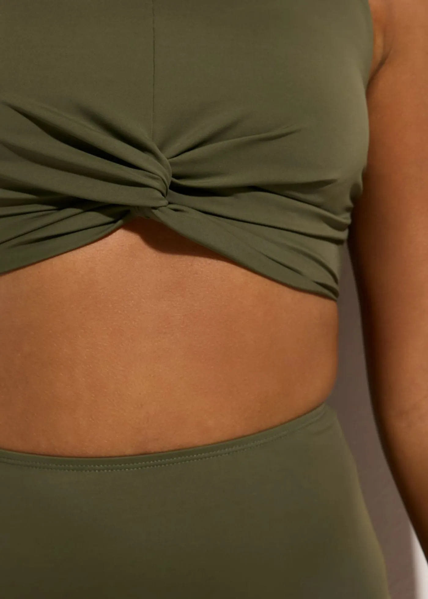 bonprix bonprix Bikinis>Bikini bustier con diseño cruzado (2 piezas) Verde oliva oscuro