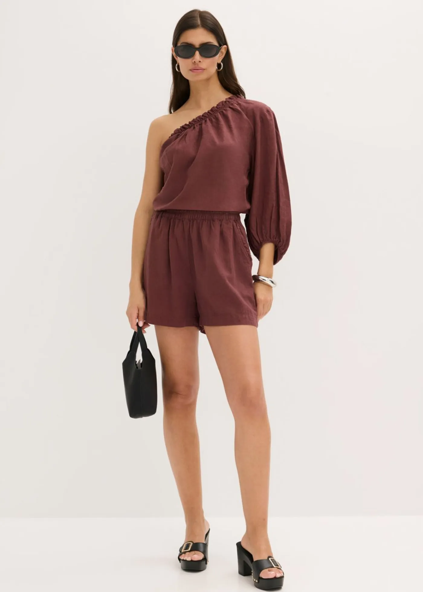 bonprix bonprix Camisas Y Blusas>Blusa con un hombro al descubierto y contenido de lino Café