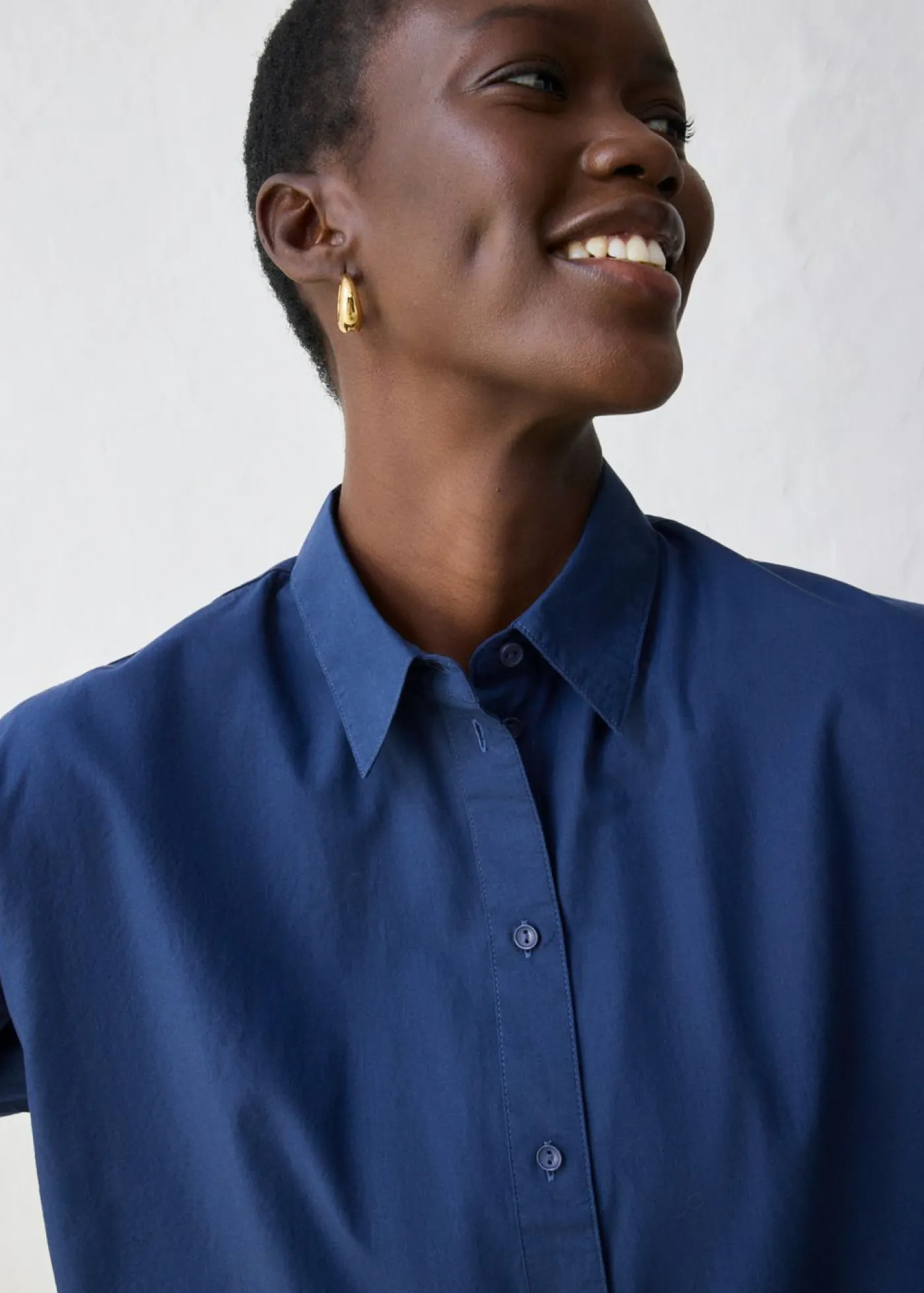 bonprix bonprix Camisas Y Blusas>Blusa corta oversize con contenido de seda Azul marino