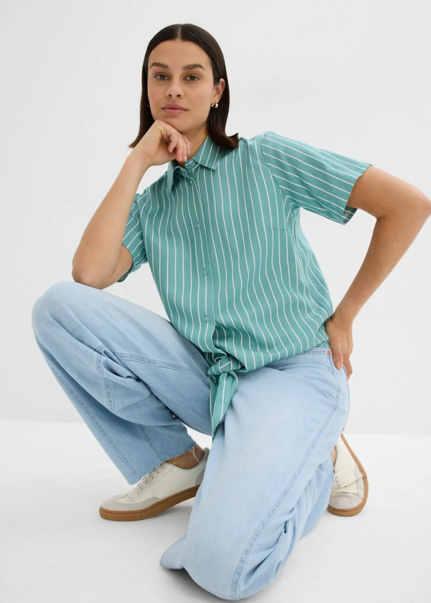 Mujer bonprix bonprix Blusa de manga corta con detalle de nudo y diseño a rayas