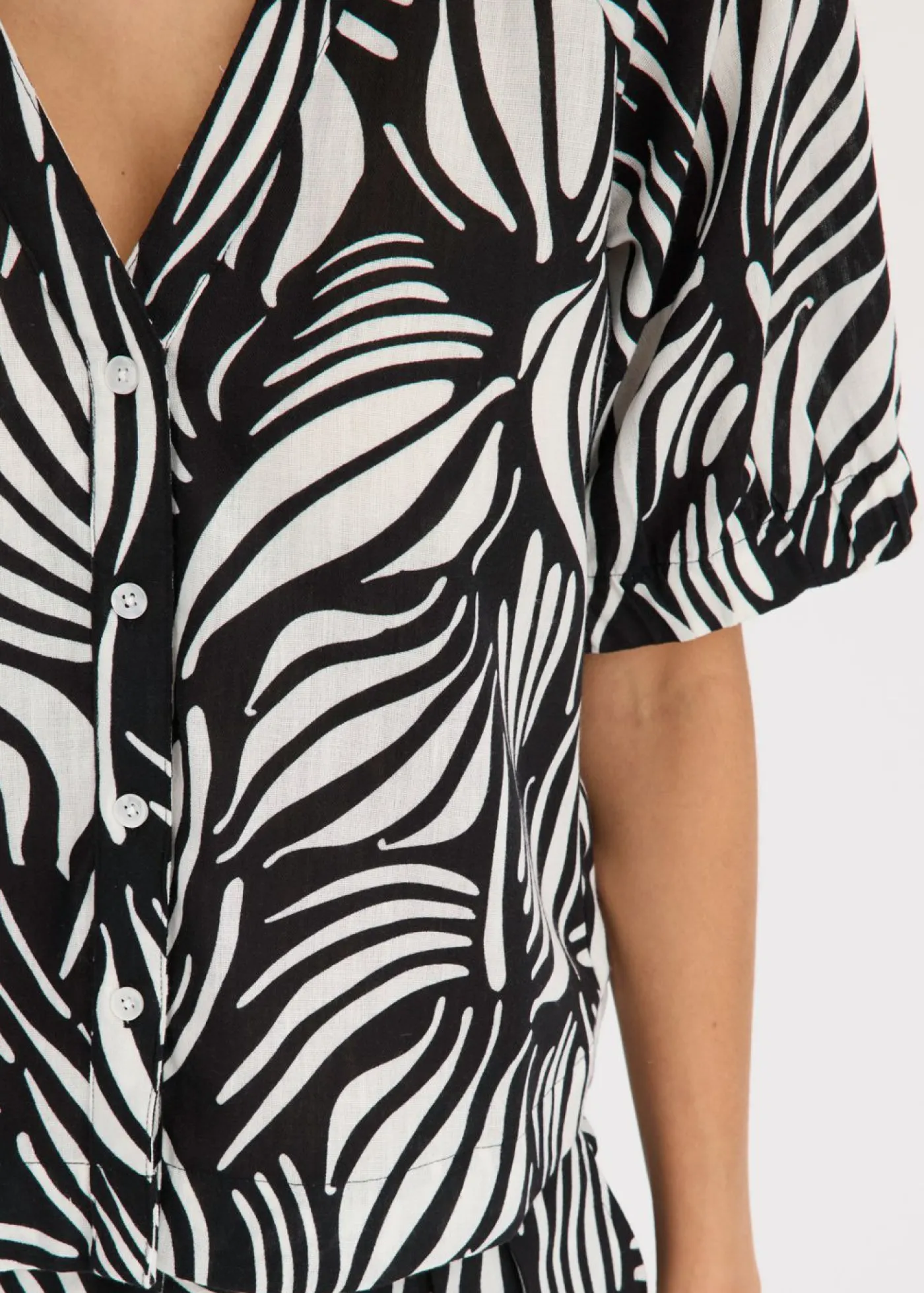 bonprix bonprix Camisas Y Blusas>Blusa de manga corta con aspecto de lino Negro-blanco lana