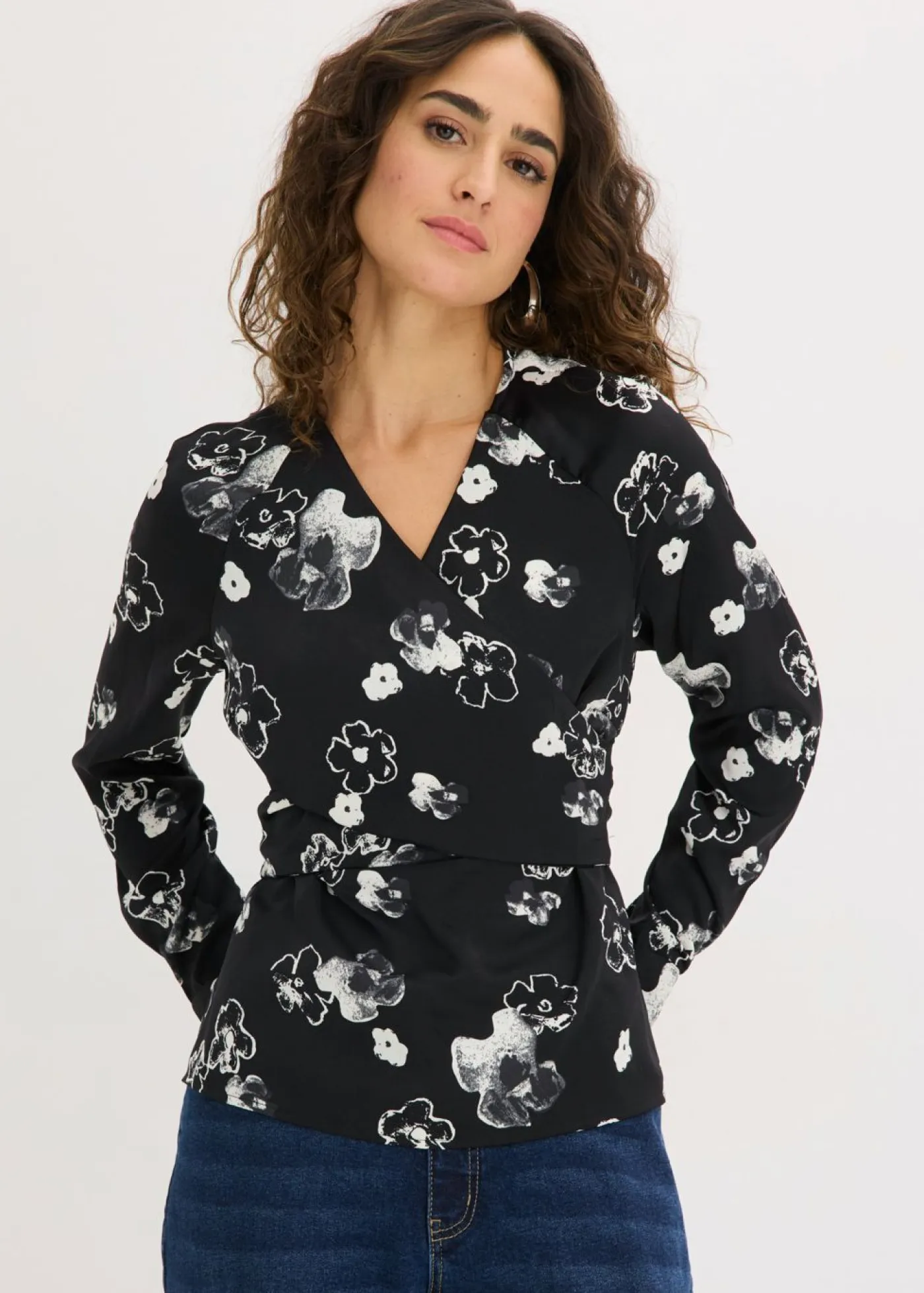 bonprix bonprix Camisas Y Blusas>Blusa de satén fluido Negro con flores