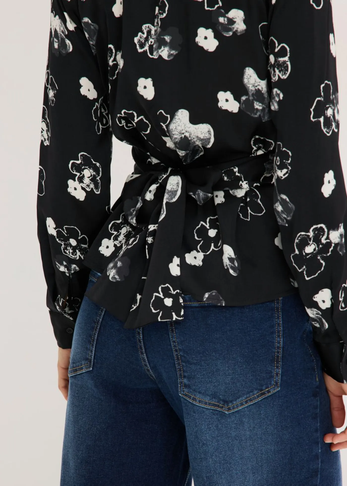 bonprix bonprix Camisas Y Blusas>Blusa de satén fluido Negro con flores