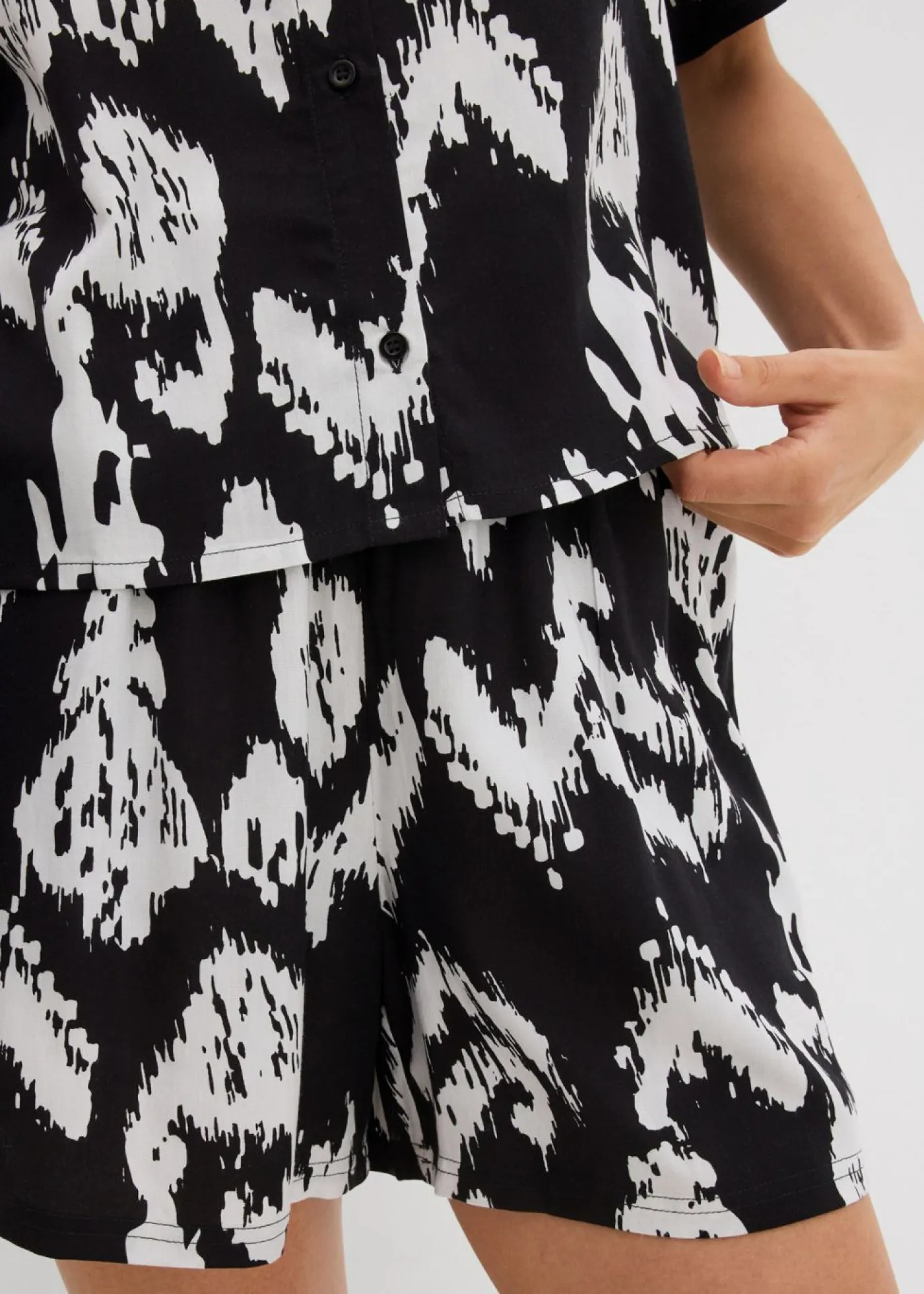 bonprix bonprix Camisas Y Blusas>Blusa de viscosa con estampado étnico Negro-blanco lana