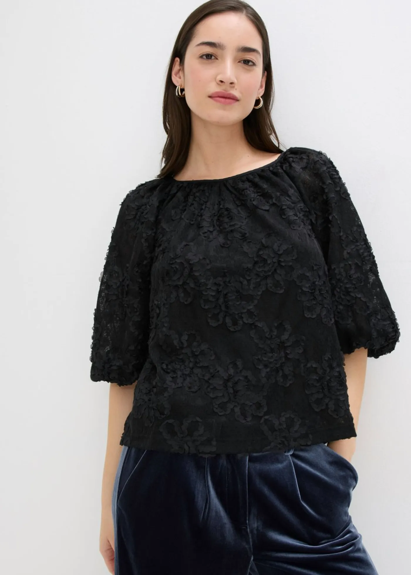 bonprix bonprix Camisas Y Blusas>Blusa sin cierre con estampado floral texturizado Negro