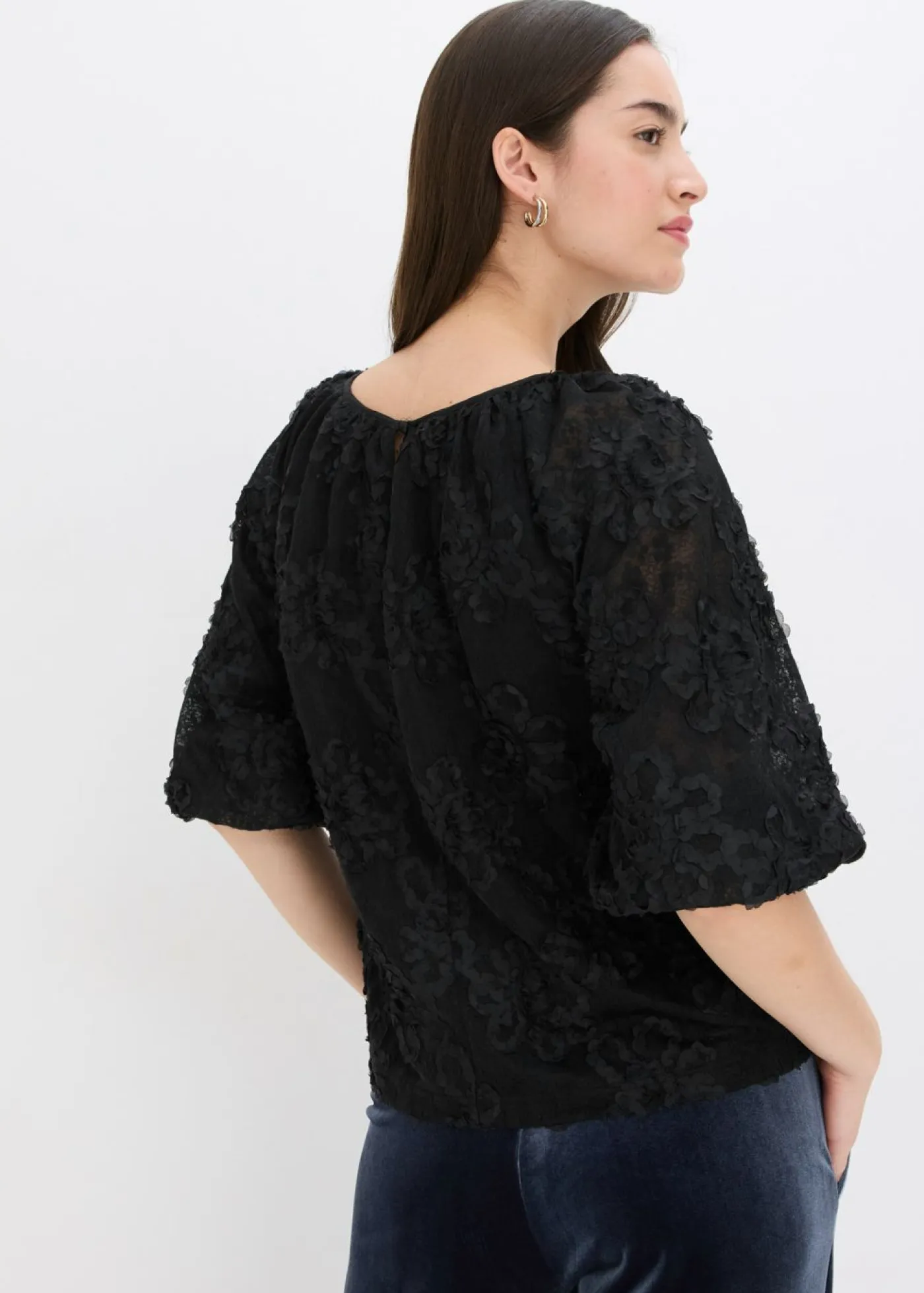 bonprix bonprix Camisas Y Blusas>Blusa sin cierre con estampado floral texturizado Negro