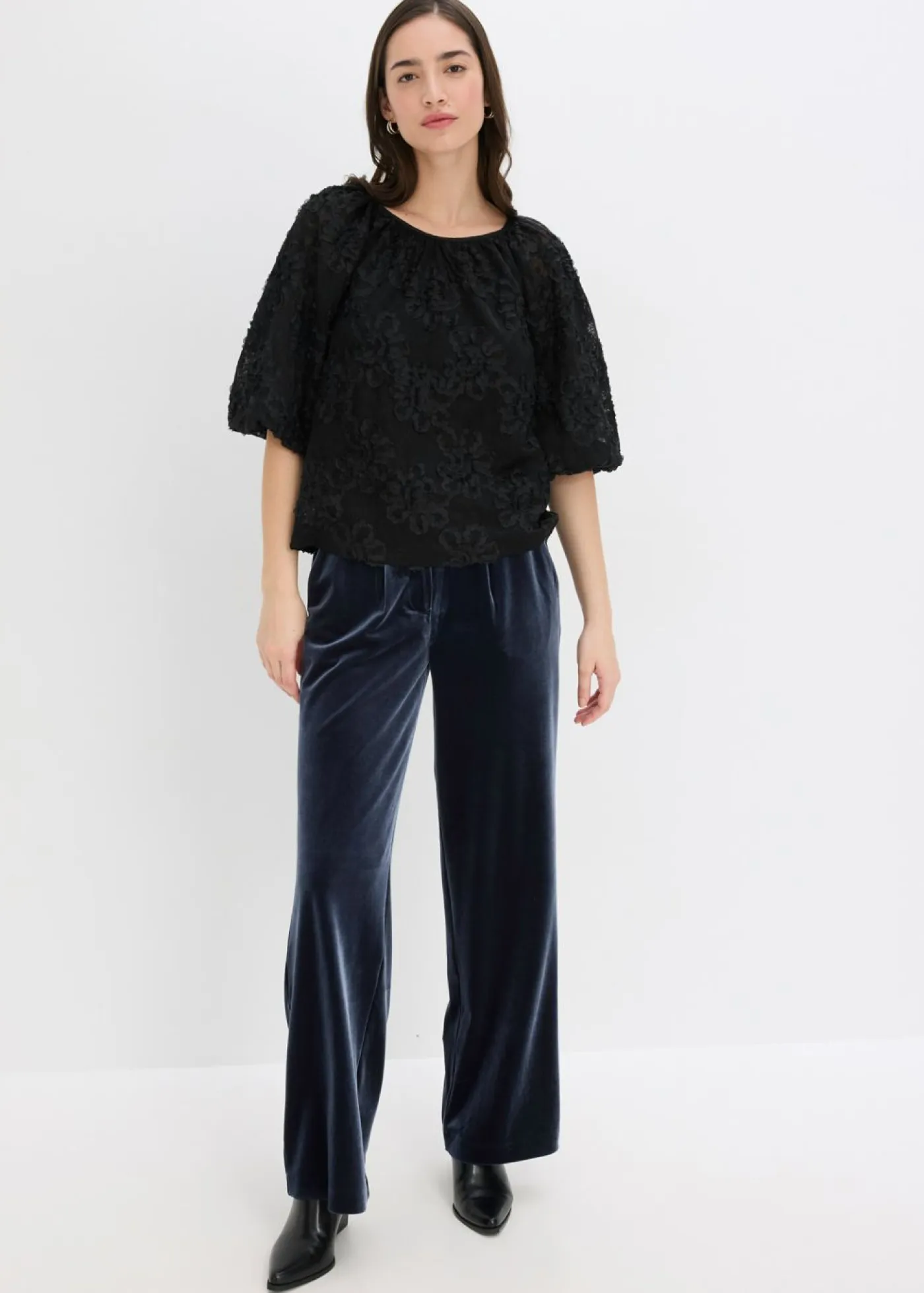 bonprix bonprix Camisas Y Blusas>Blusa sin cierre con estampado floral texturizado Negro