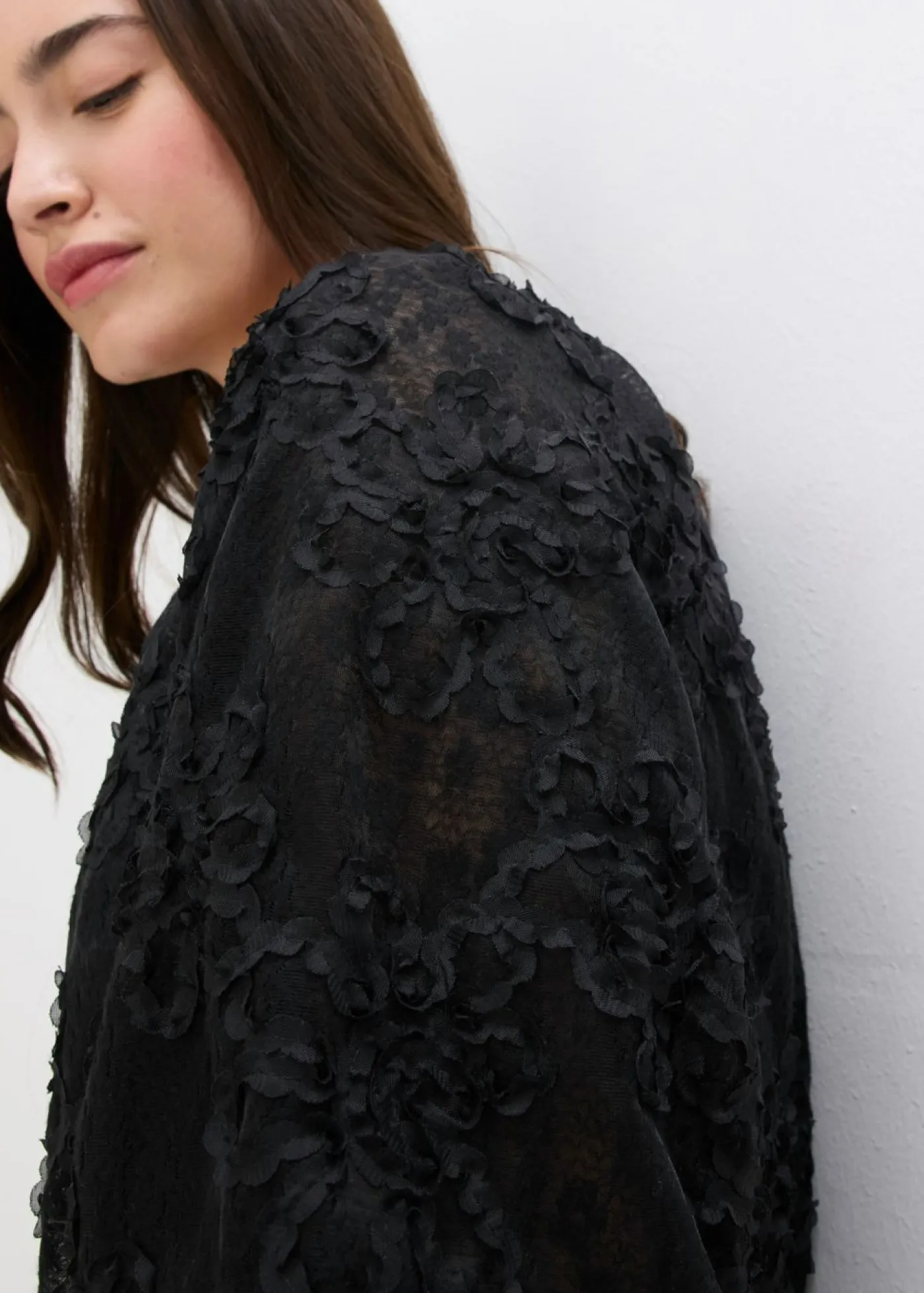 bonprix bonprix Camisas Y Blusas>Blusa sin cierre con estampado floral texturizado Negro