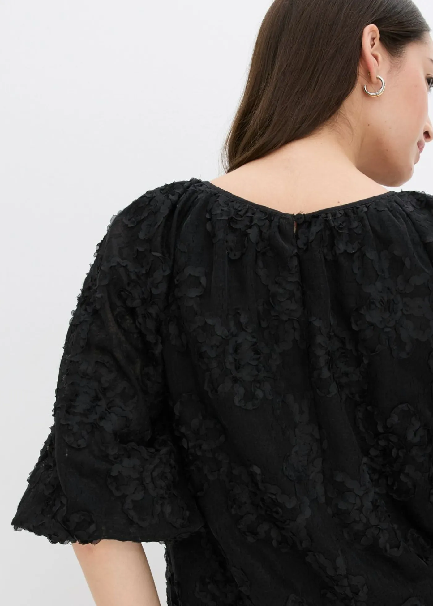 bonprix bonprix Camisas Y Blusas>Blusa sin cierre con estampado floral texturizado Negro