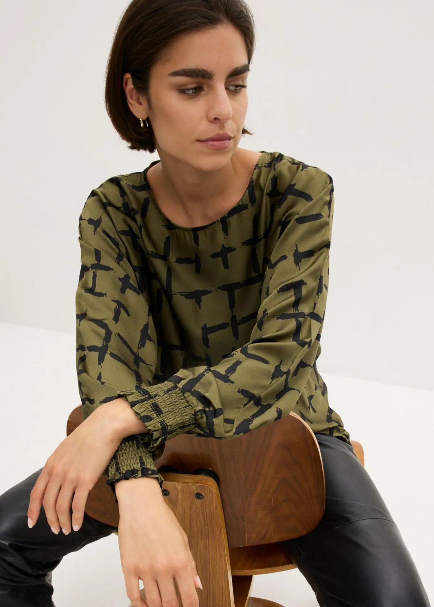 bonprix bonprix Camisas Y Blusas>Blusa tipo túnica con mangas de murciélago Verde oliva oscuro-negro