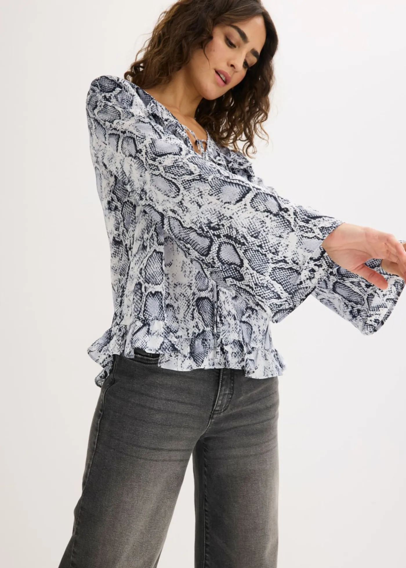 bonprix bonprix Camisas Y Blusas>Blusa tipo túnica de satén vaporoso Negro-blanco con estampado de serpiente