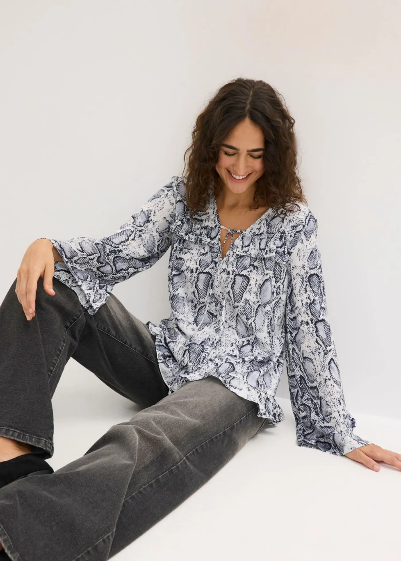 bonprix bonprix Camisas Y Blusas>Blusa tipo túnica de satén vaporoso Negro-blanco con estampado de serpiente