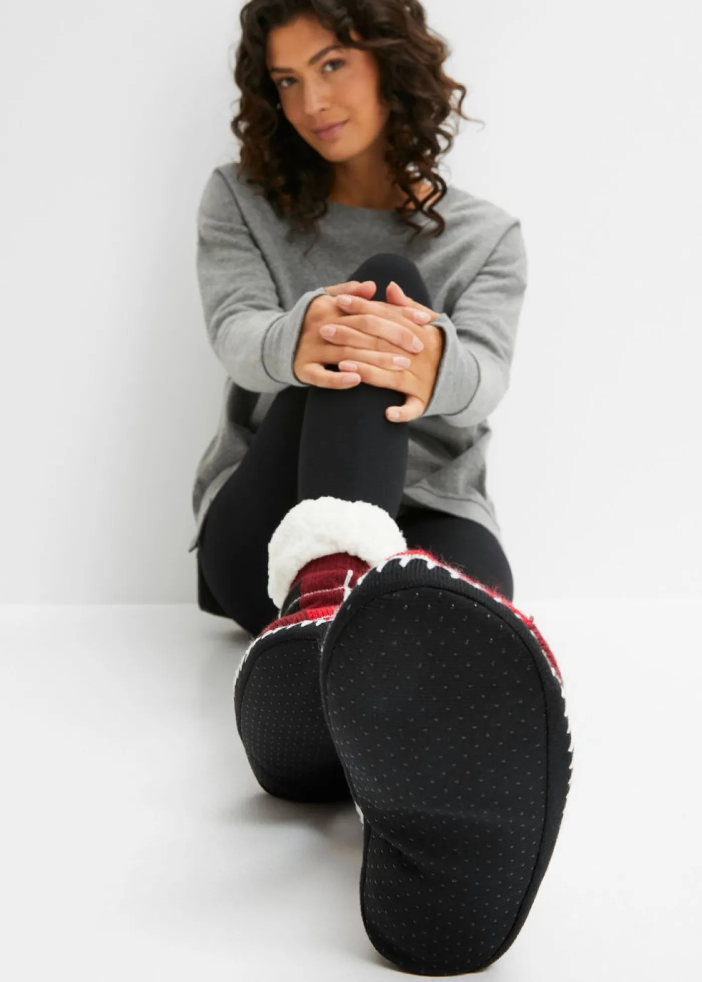 bonprix bonprix Sandalias|Medias>Calcetines con suela cosida y forro de peluche negro/magenta/blanco/rojo a cuadros