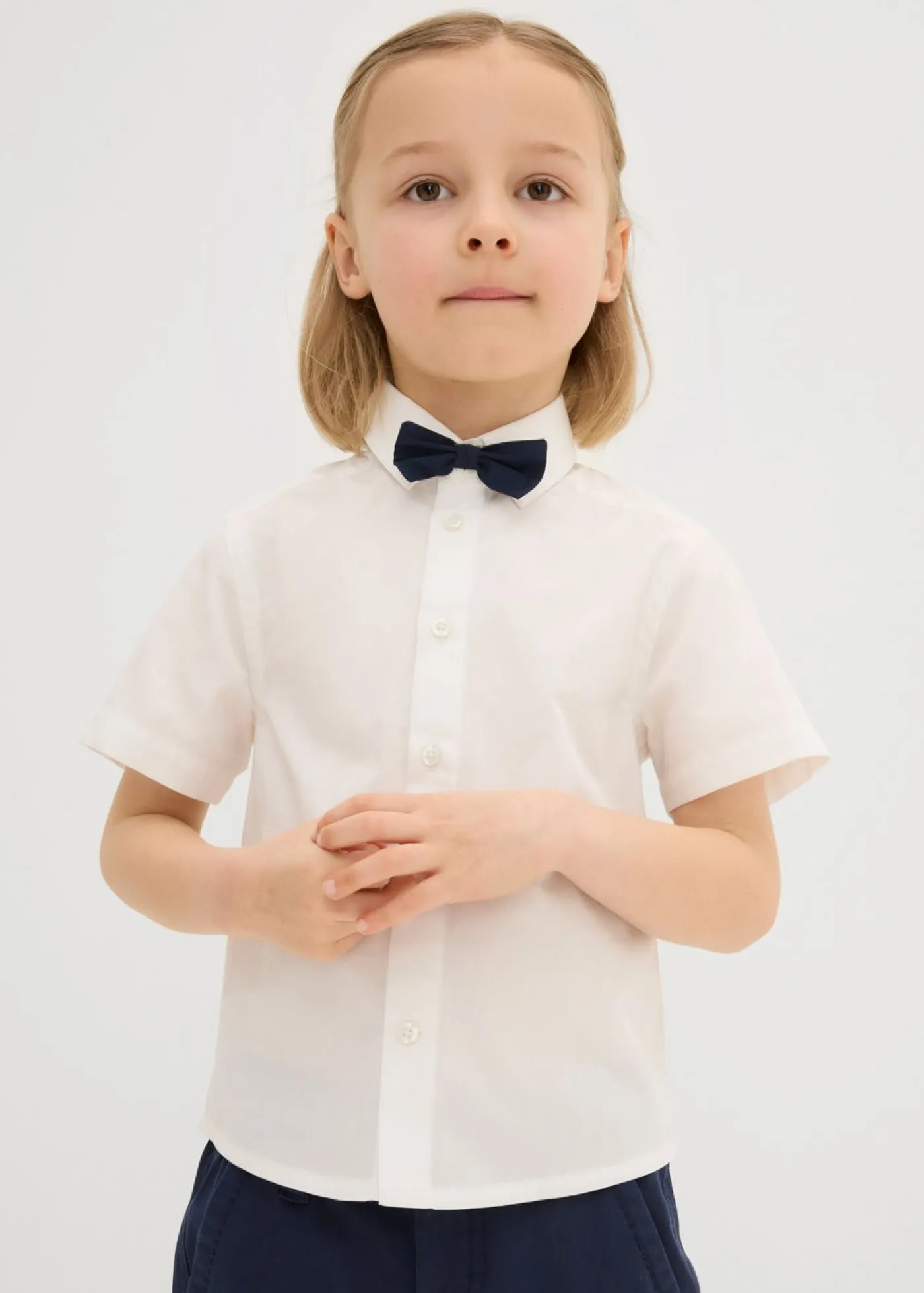 Niños bonprix bonprix Camisa de manga corta y pajarita de algodón puro (conjunto de 2 piezas)