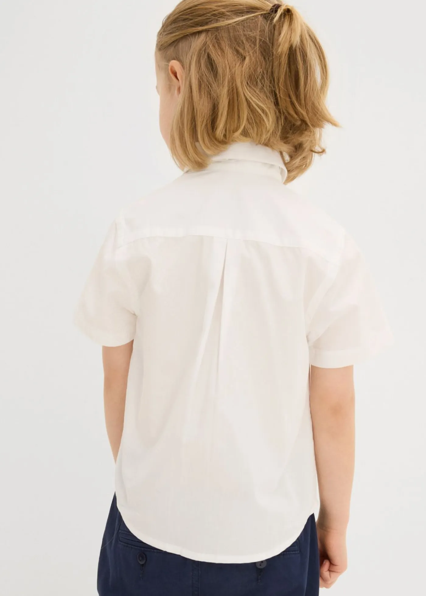 Niños bonprix bonprix Camisa de manga corta y pajarita de algodón puro (conjunto de 2 piezas)