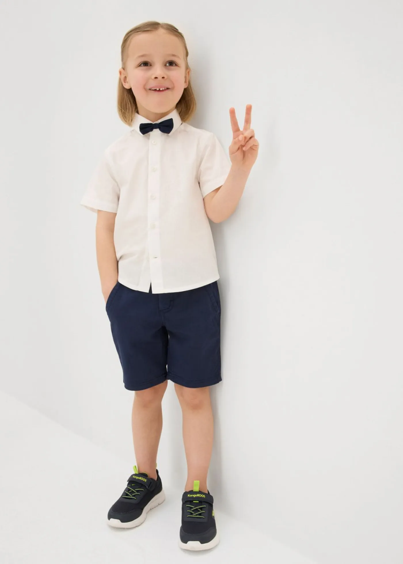 Niños bonprix bonprix Camisa de manga corta y pajarita de algodón puro (conjunto de 2 piezas)