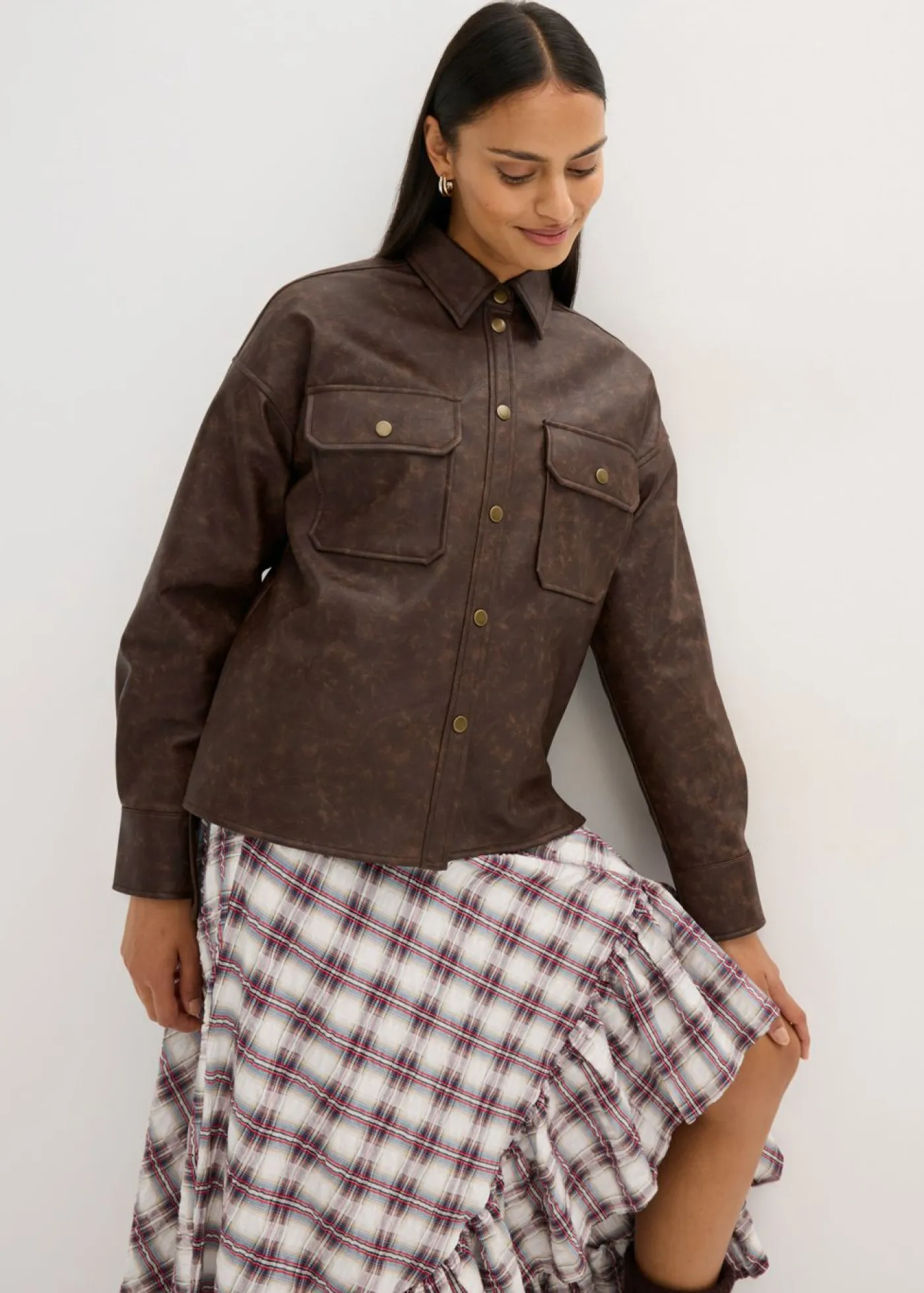 bonprix bonprix Camisas Y Blusas>Camisa de piel sintética con efecto desgastado Marrón oscuro