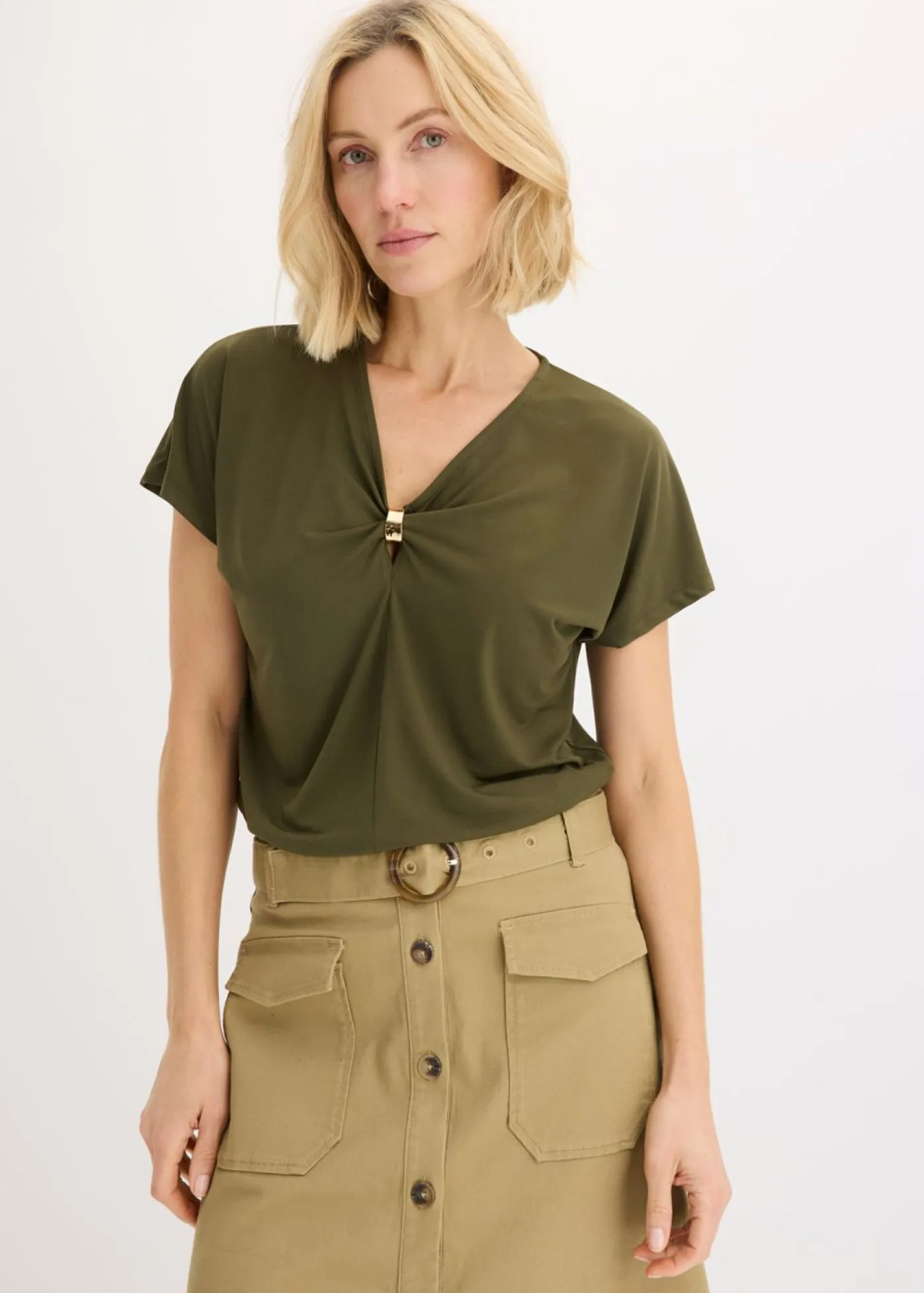 bonprix bonprix Camisetas>Camiseta con anillo decorativo Verde oliva oscuro