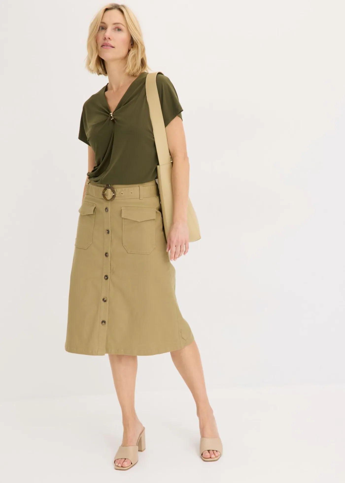 bonprix bonprix Camisetas>Camiseta con anillo decorativo Verde oliva oscuro