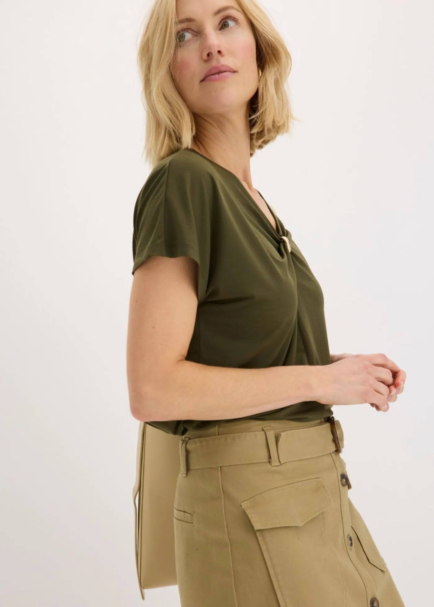 bonprix bonprix Camisetas>Camiseta con anillo decorativo Verde oliva oscuro