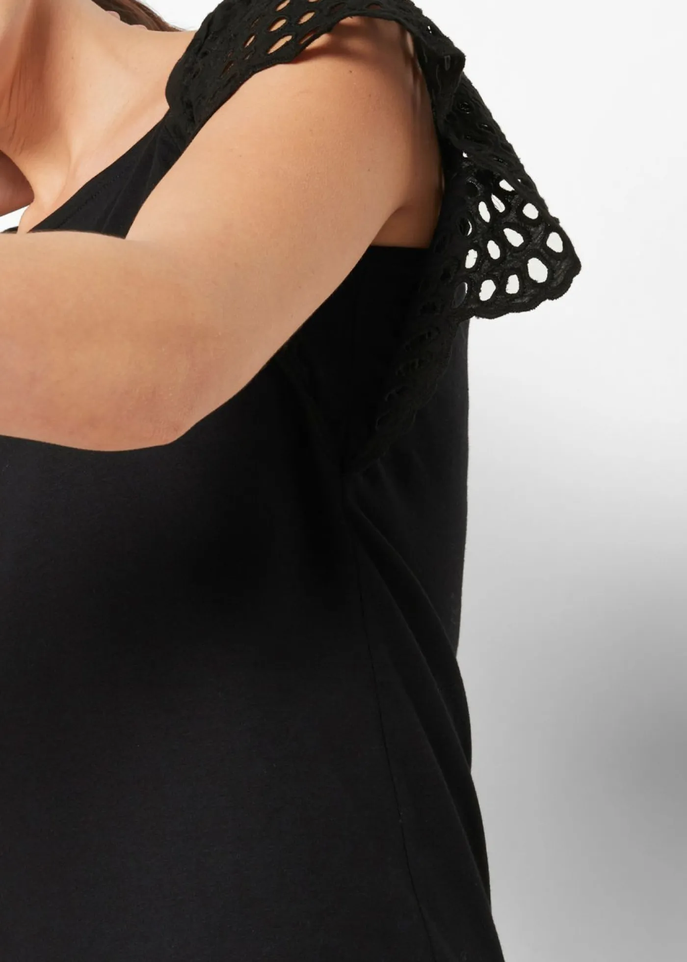 bonprix bonprix Camisetas>Camiseta con bordado calado Negro