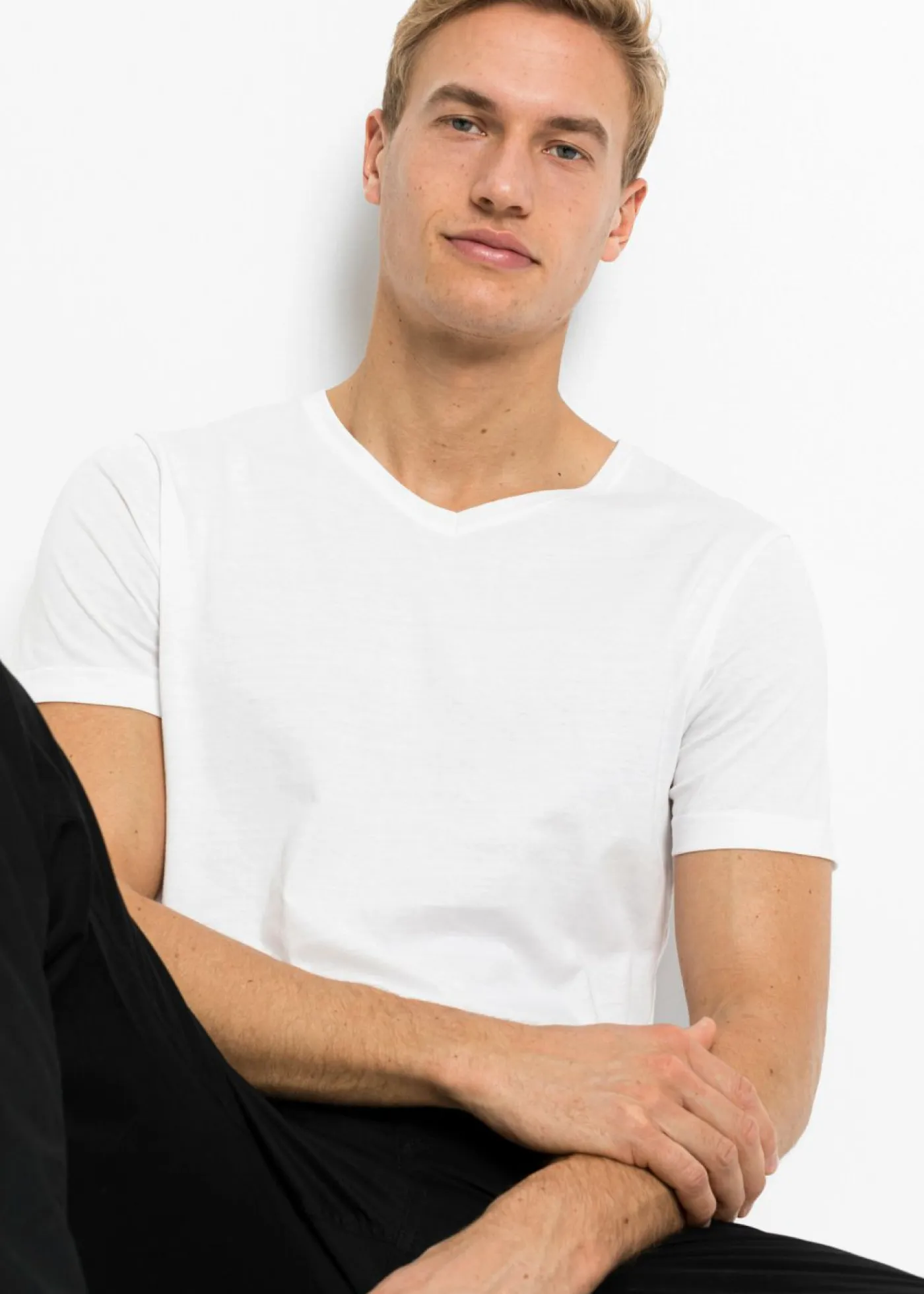 bonprix bonprix Básicos En Rebajas|Camisetas Y Polos>Camiseta con escote en V (5 unidades) Blanco + gris jaspeado + verde oliva oscuro + azul marino + negro