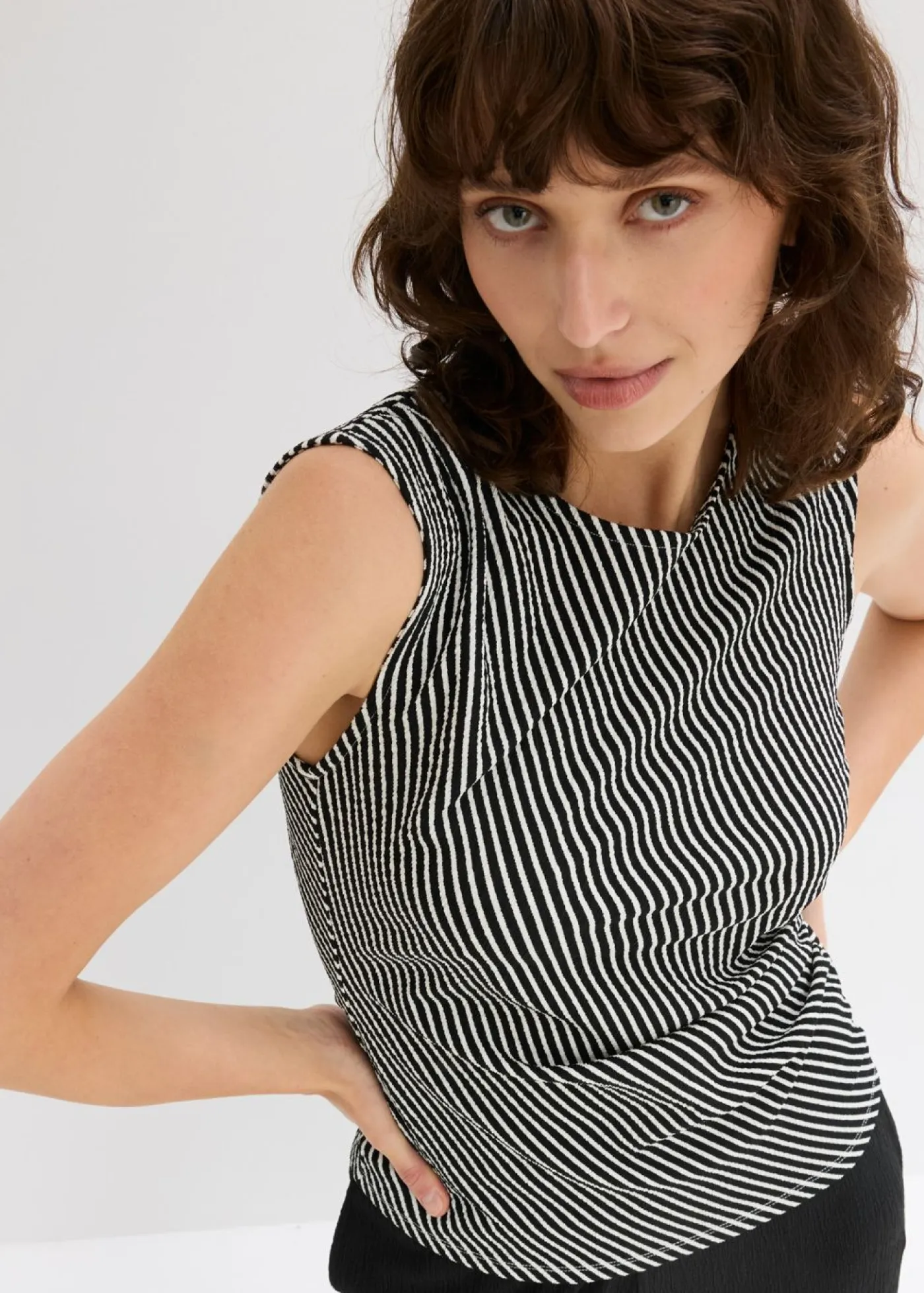 bonprix bonprix Camisetas>Camiseta con fruncido negro-blanco lana con rayas