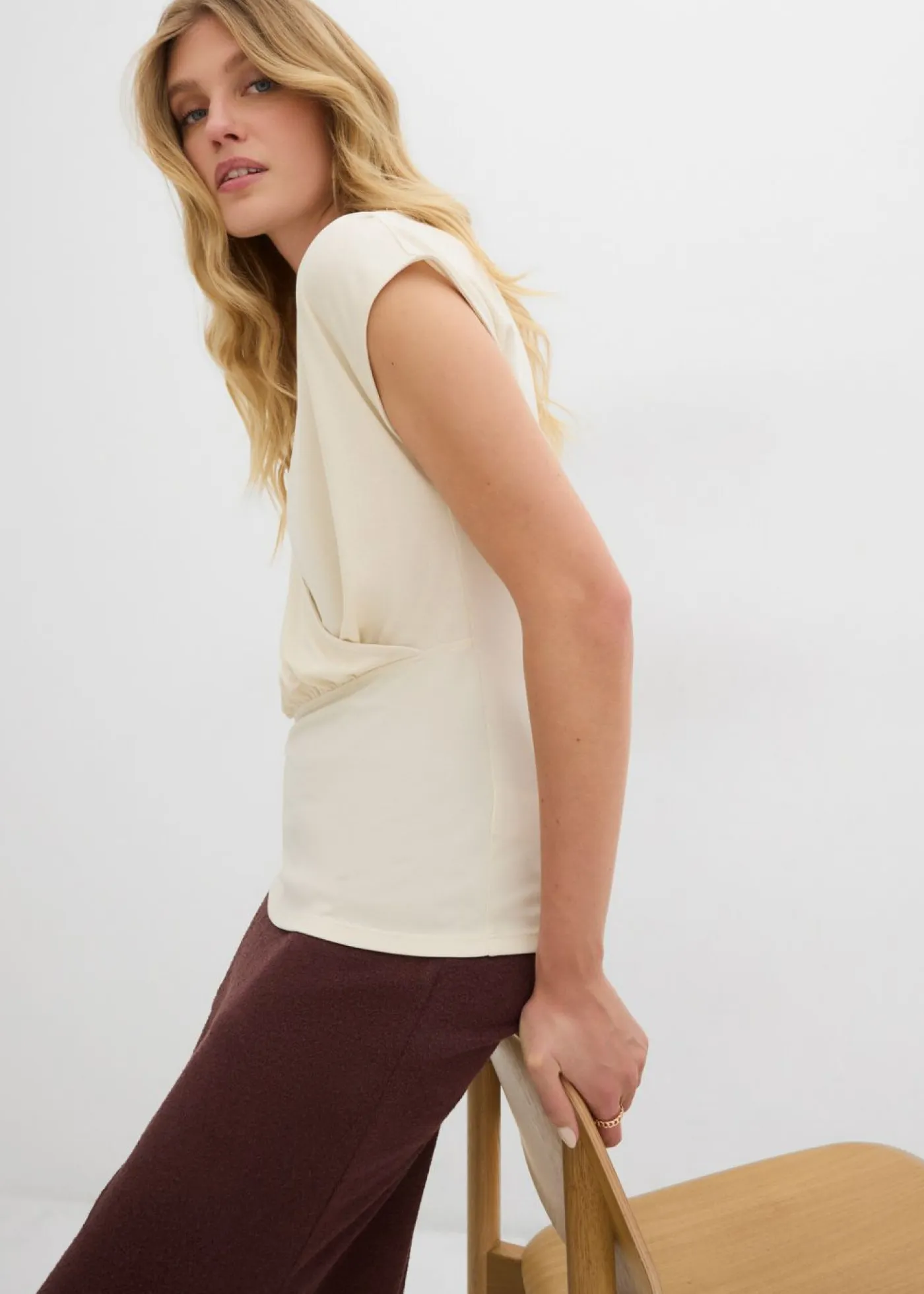 bonprix bonprix Camisetas>Camiseta cruzada de mezcla de viscosa fluida Crudo