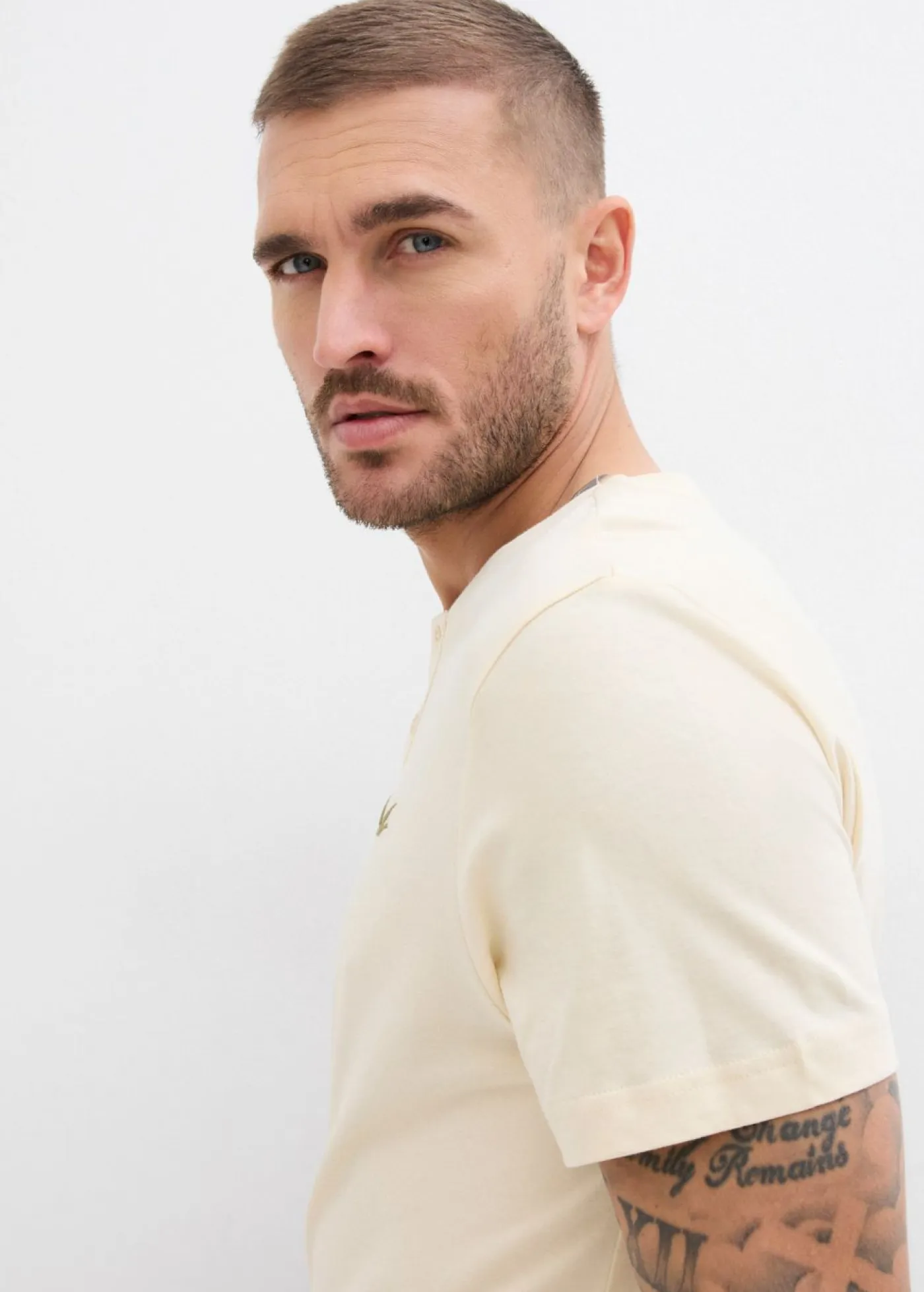 Hombre bonprix bonprix Camiseta de algodón orgánico puro con cuello henley (3 unidades)