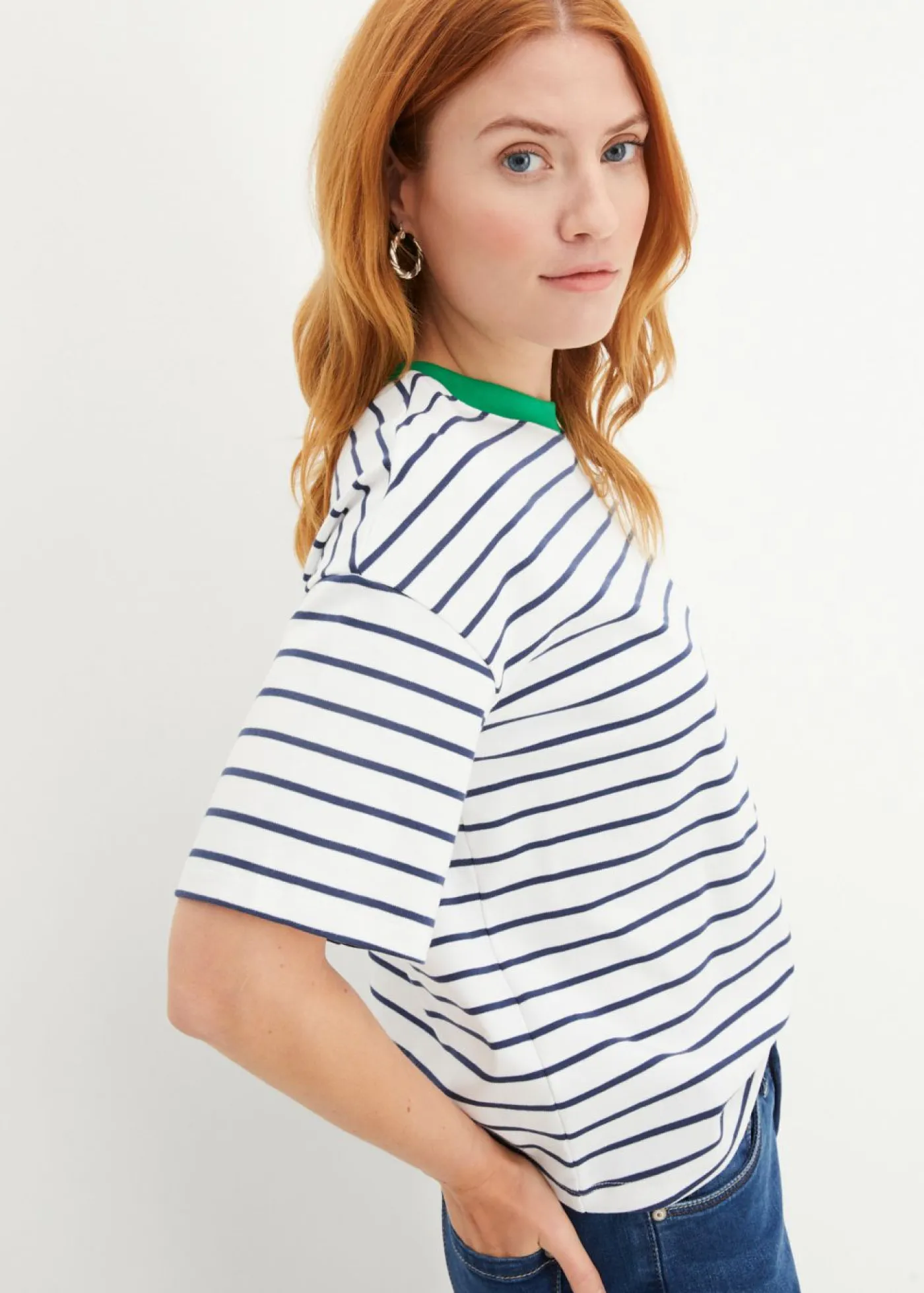 bonprix bonprix Camisetas|Novedades>Camiseta de algodón orgánico puro Blanco-azul almirante-verde hierba de rayas