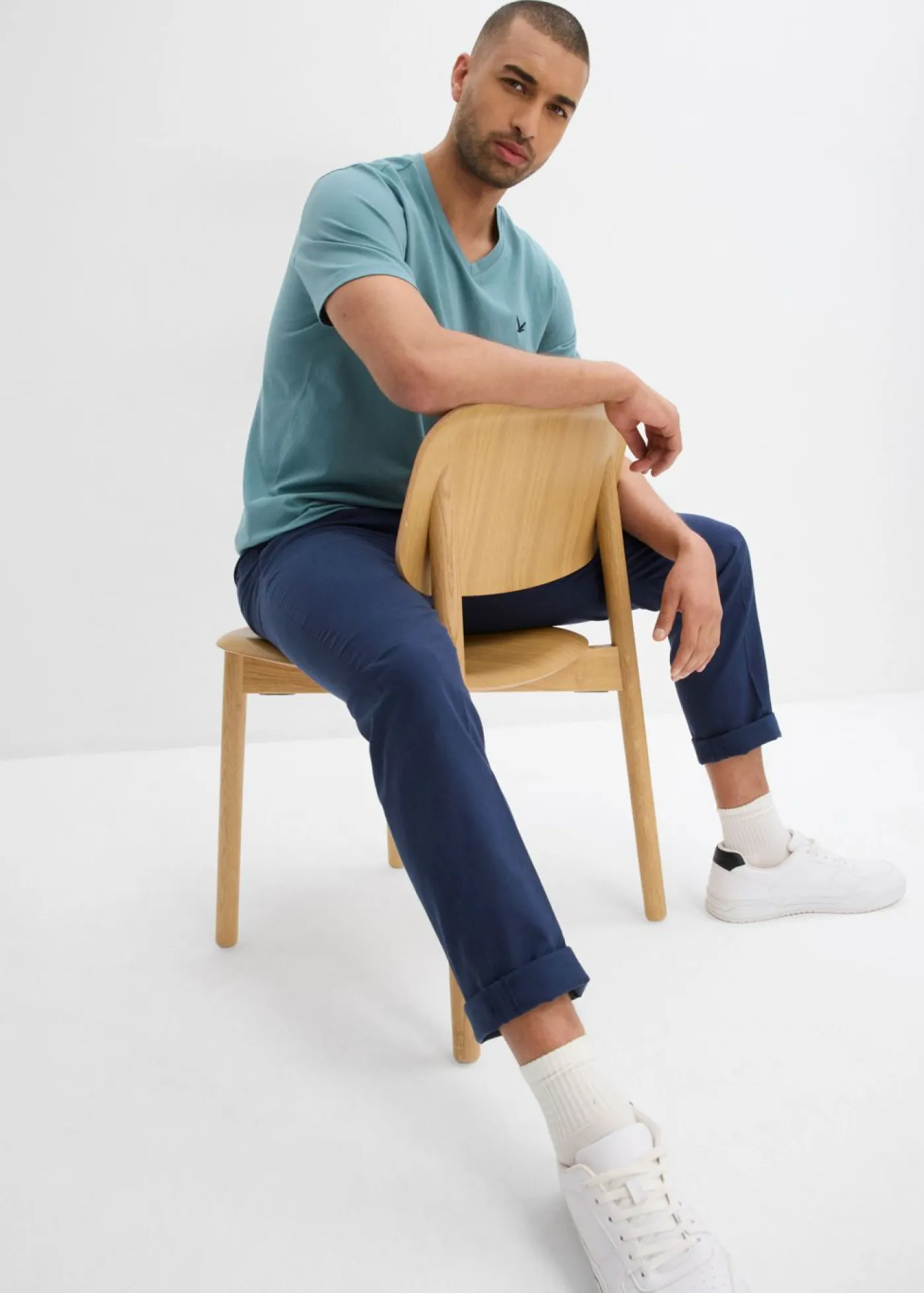 Hombre bonprix bonprix Camiseta de algodón orgánico puro con escote en V (2 unidades)