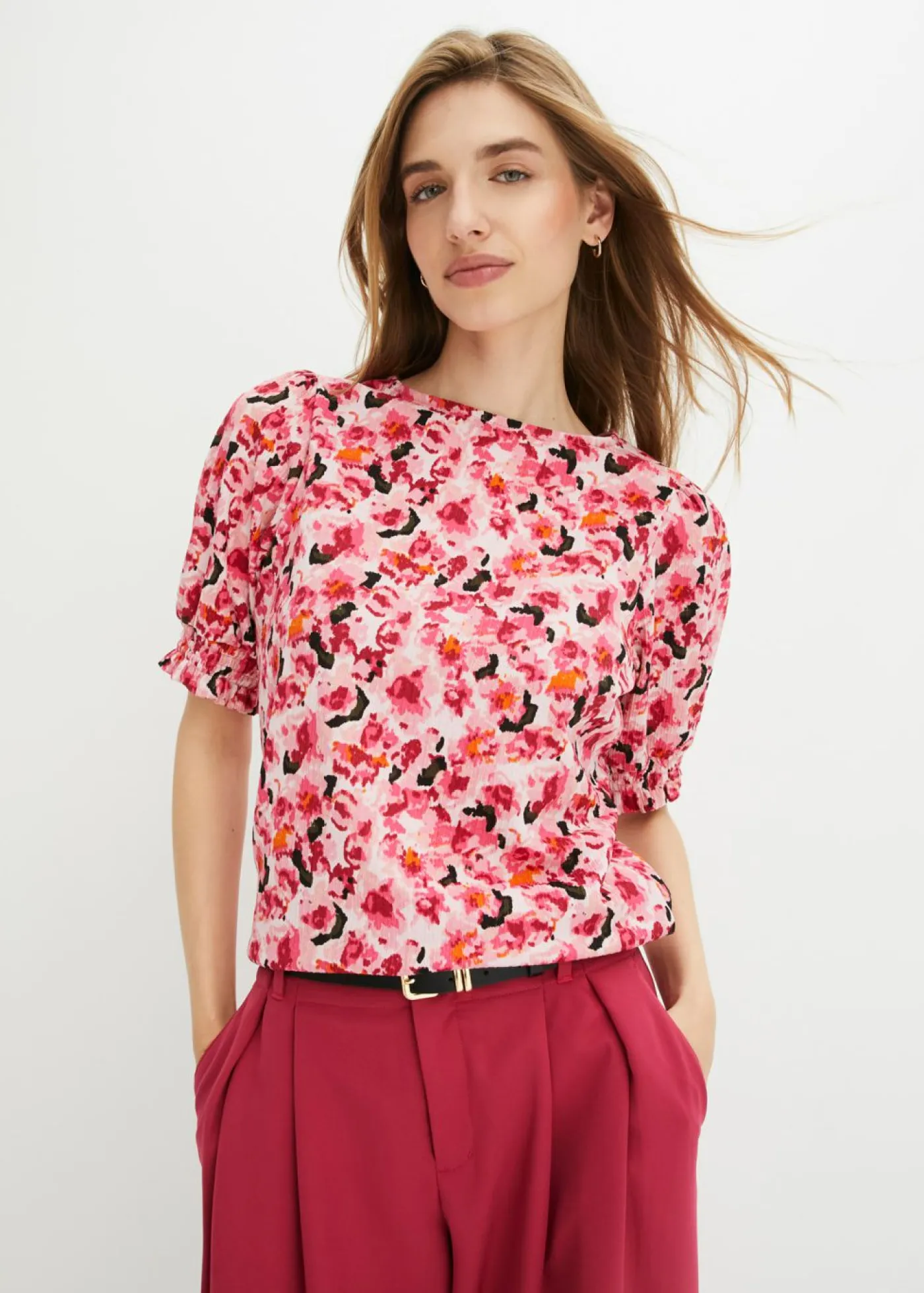 bonprix bonprix Camisetas>Camiseta de crepé borken con mangas abullonadas, media manga rosa cristal con flores