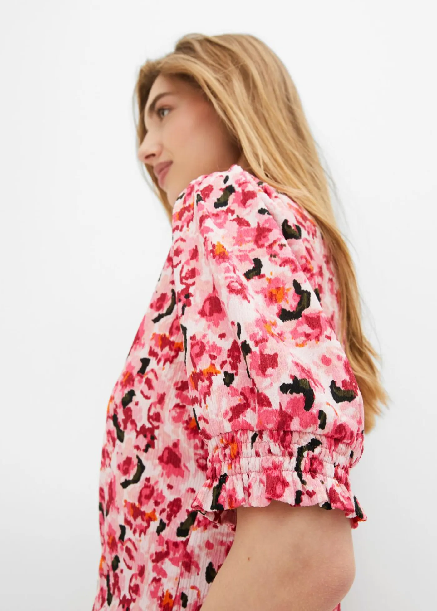 bonprix bonprix Camisetas>Camiseta de crepé borken con mangas abullonadas, media manga rosa cristal con flores