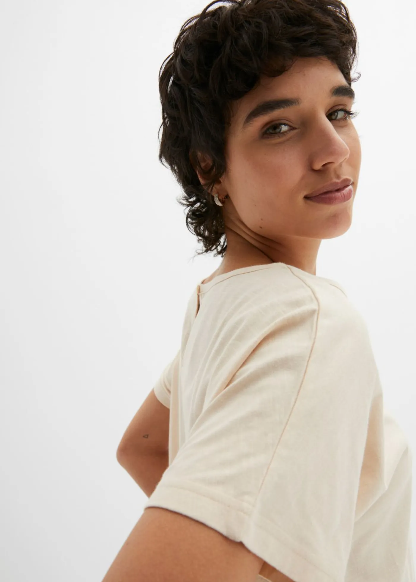 bonprix bonprix Camisetas>Camiseta de hilo flameado de algodón orgánico con cuello de nido de abeja Beige-arena