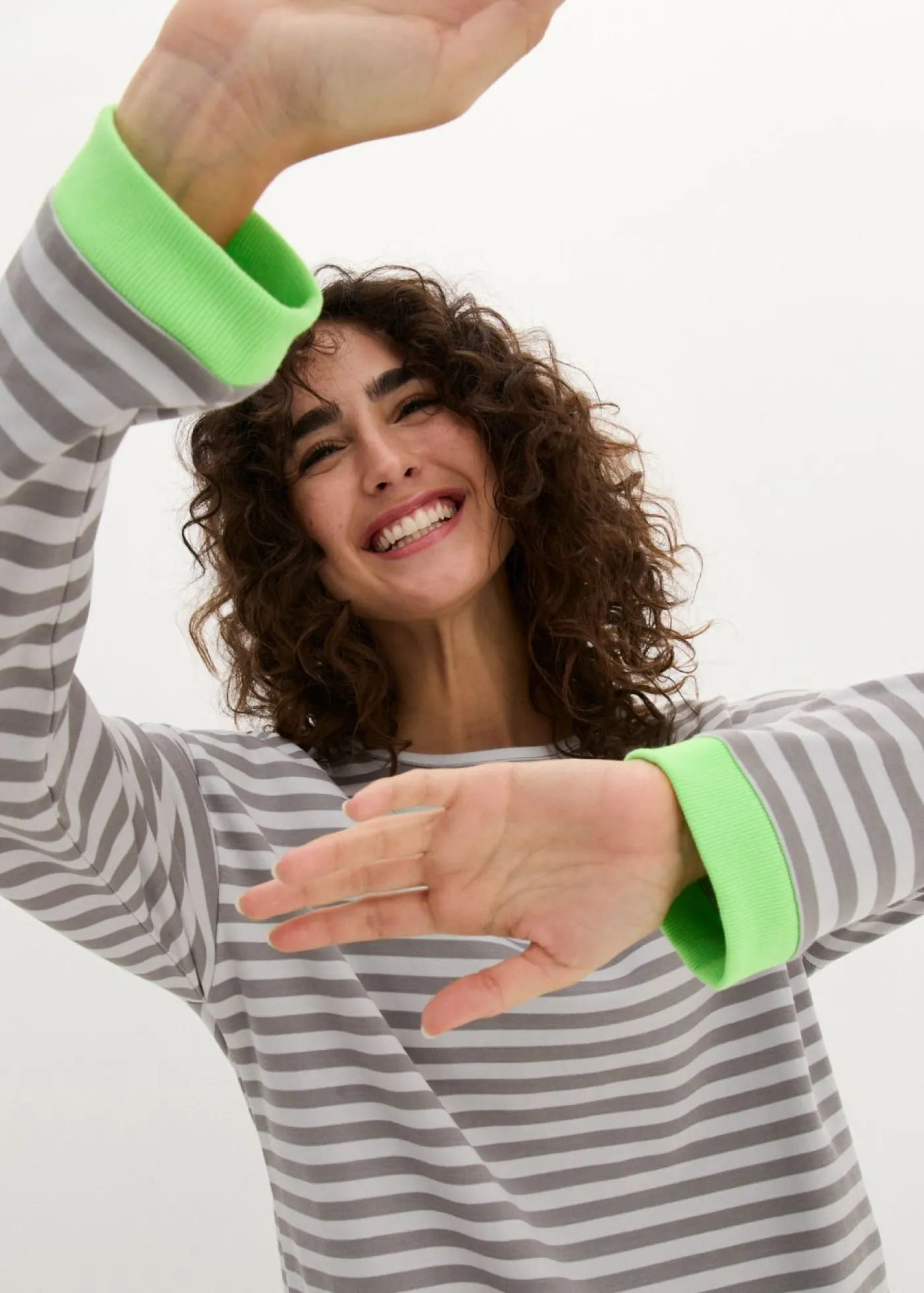 bonprix bonprix Camisetas>Camiseta de manga larga Plata mate/gris de rayas horizontales