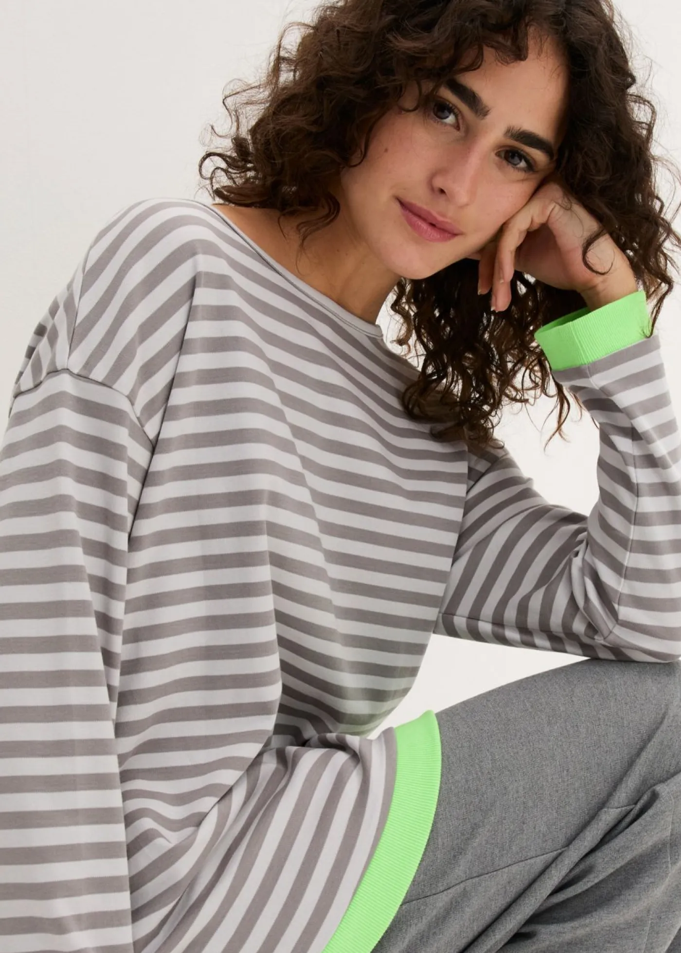 bonprix bonprix Camisetas>Camiseta de manga larga Plata mate/gris de rayas horizontales