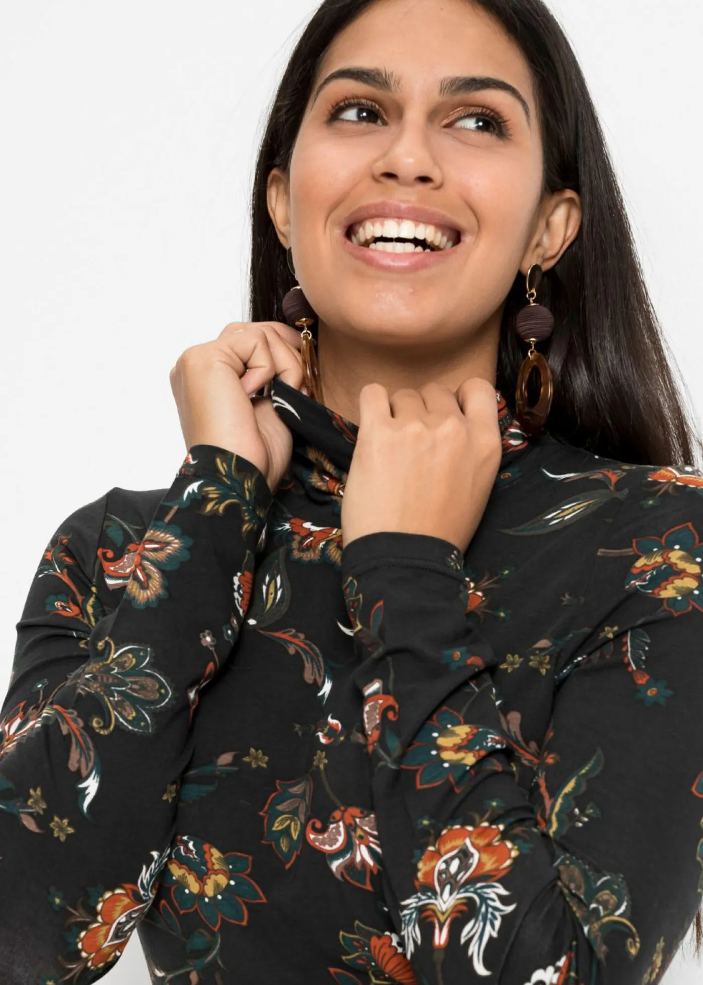 bonprix bonprix Camisetas>Camiseta de manga larga con cuello vuelto Negro de flores