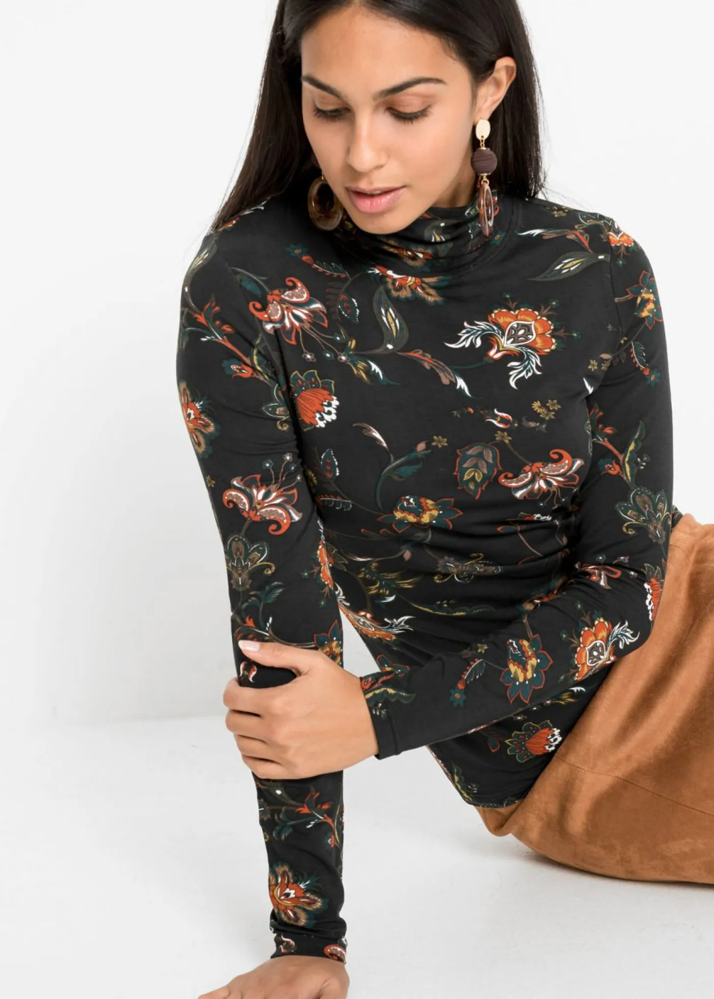 bonprix bonprix Camisetas>Camiseta de manga larga con cuello vuelto Negro de flores