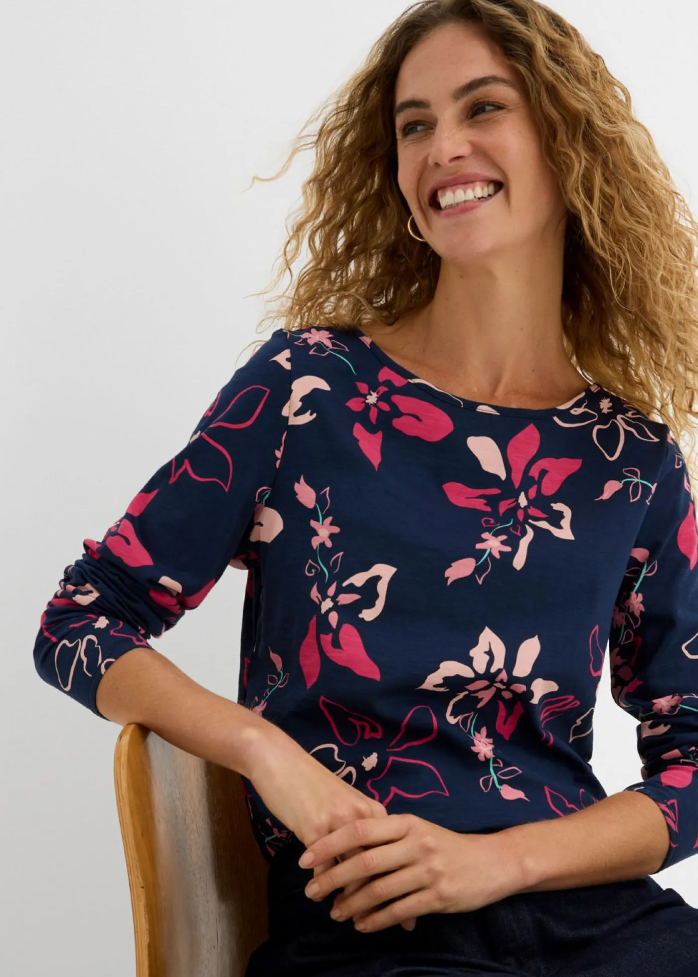 bonprix bonprix Camisetas>Camiseta de manga larga con estampado floral azul marino con flores