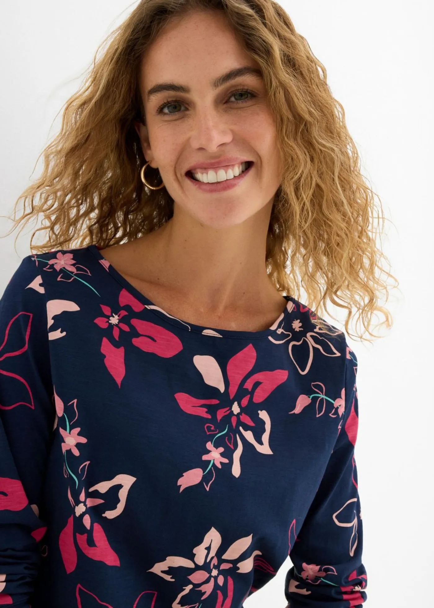 bonprix bonprix Camisetas>Camiseta de manga larga con estampado floral azul marino con flores