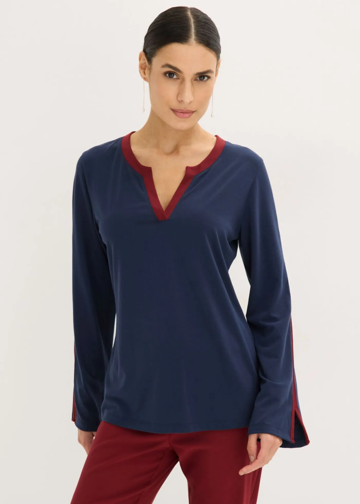 bonprix bonprix Camisetas>Camiseta de manga larga con abertura azul marino/rojo rubí