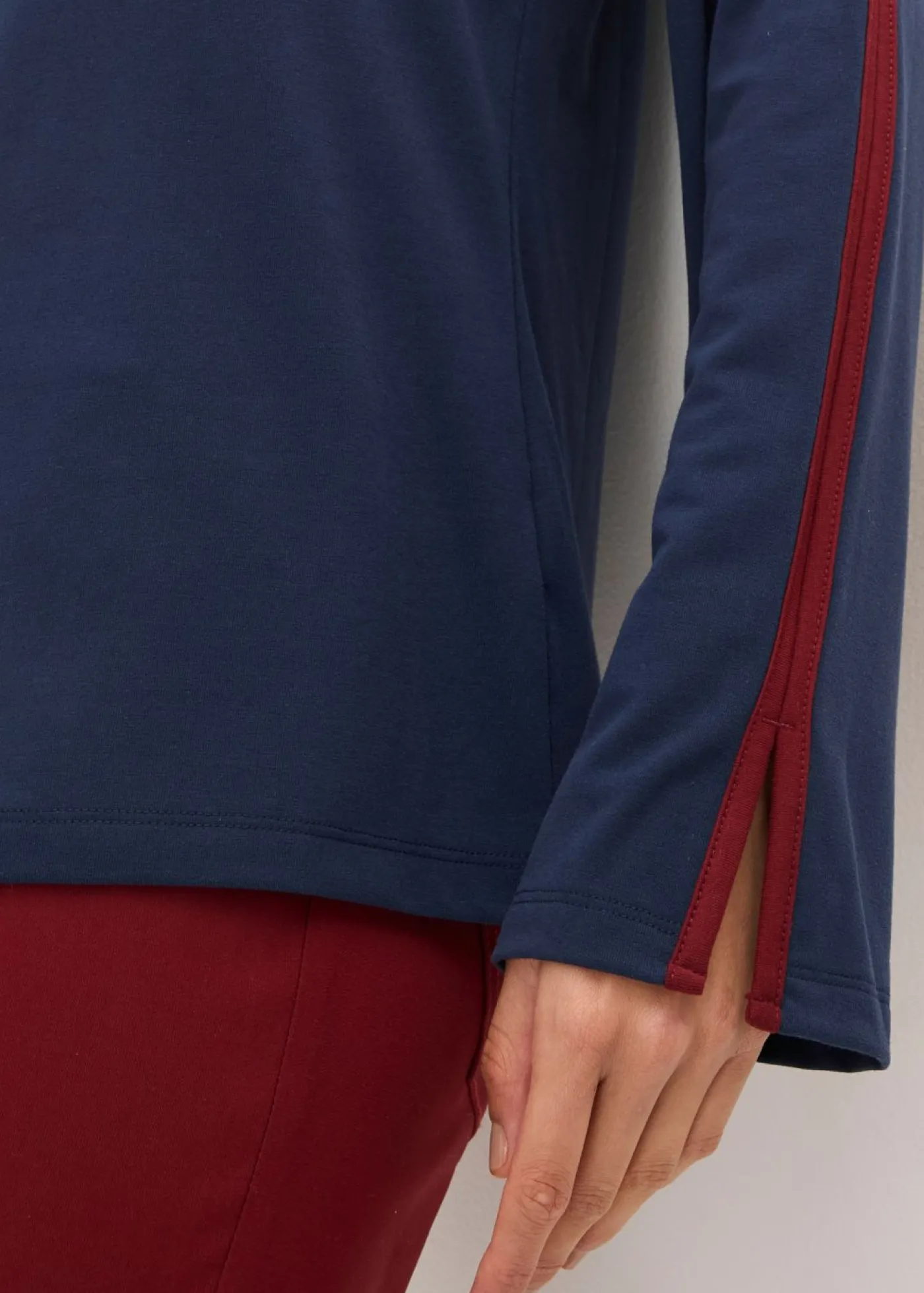 bonprix bonprix Camisetas>Camiseta de manga larga con abertura azul marino/rojo rubí