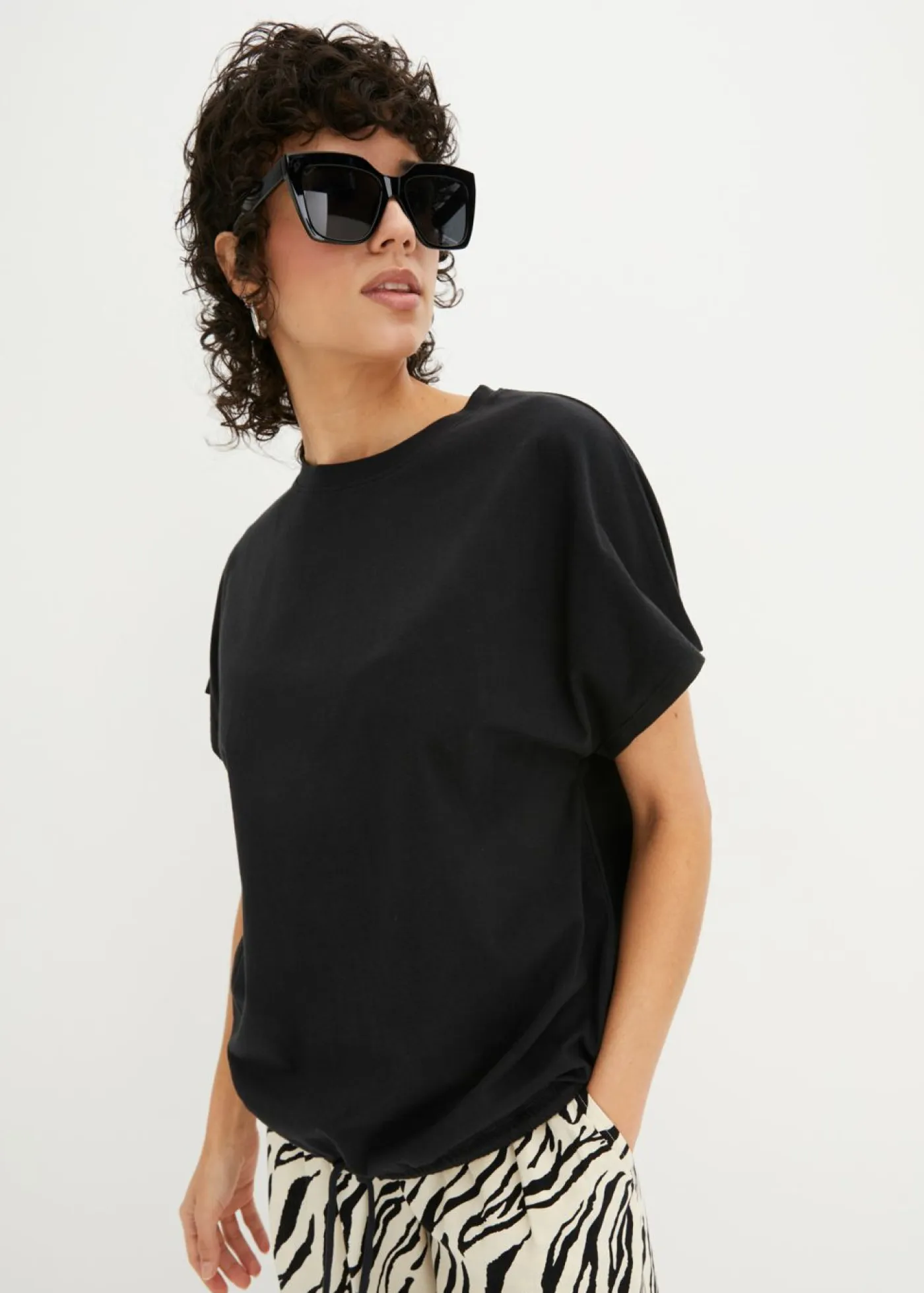 bonprix bonprix Camisetas>Camiseta de mezcla de algodón y viscosa con detalle de lazo en el dobladillo Negro