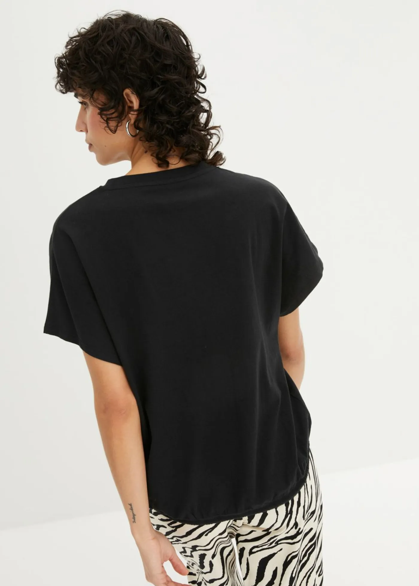 bonprix bonprix Camisetas>Camiseta de mezcla de algodón y viscosa con detalle de lazo en el dobladillo Negro